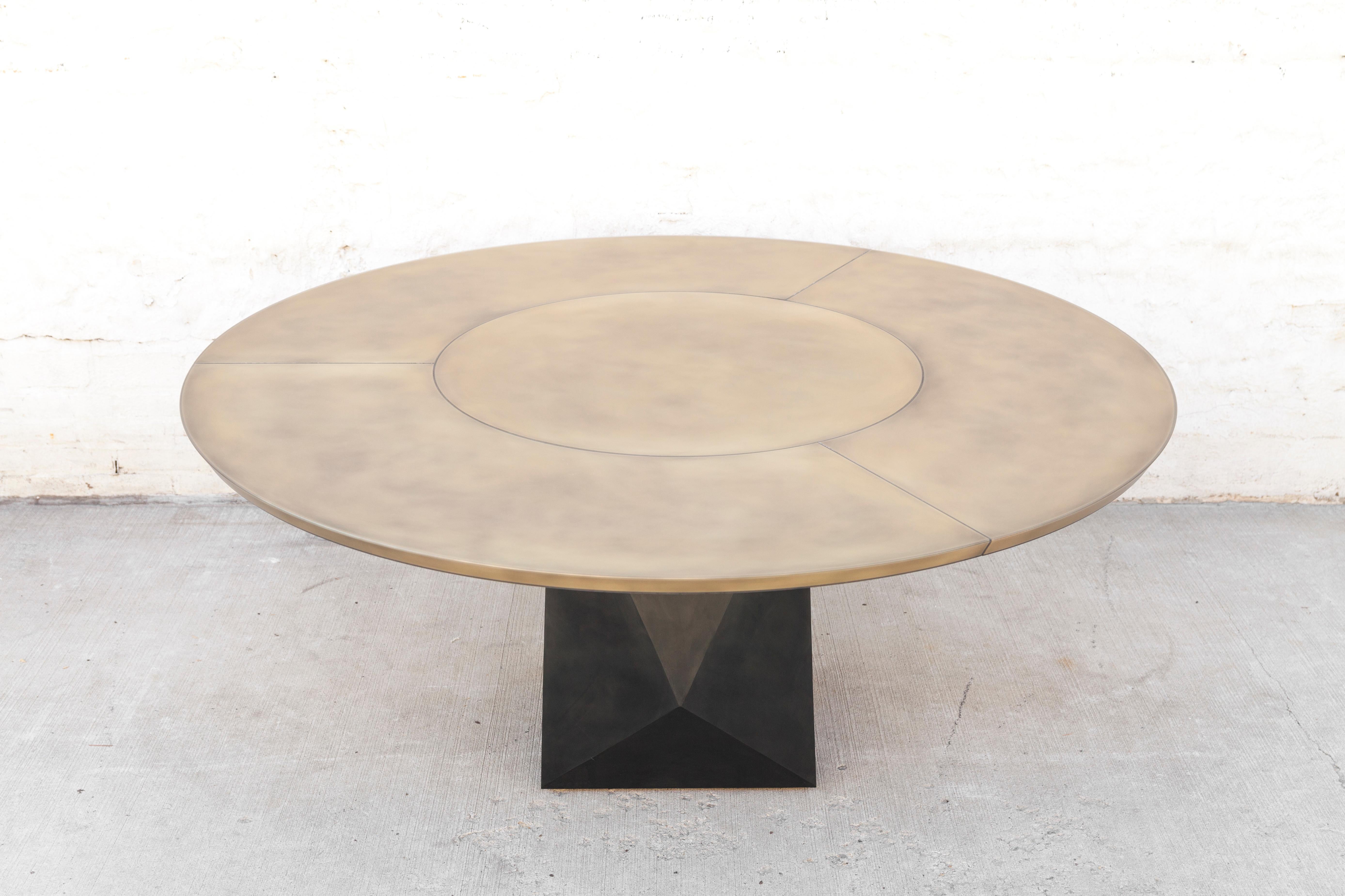 Moderne Table de salle à manger Prism, métal et résine personnalisables en vente