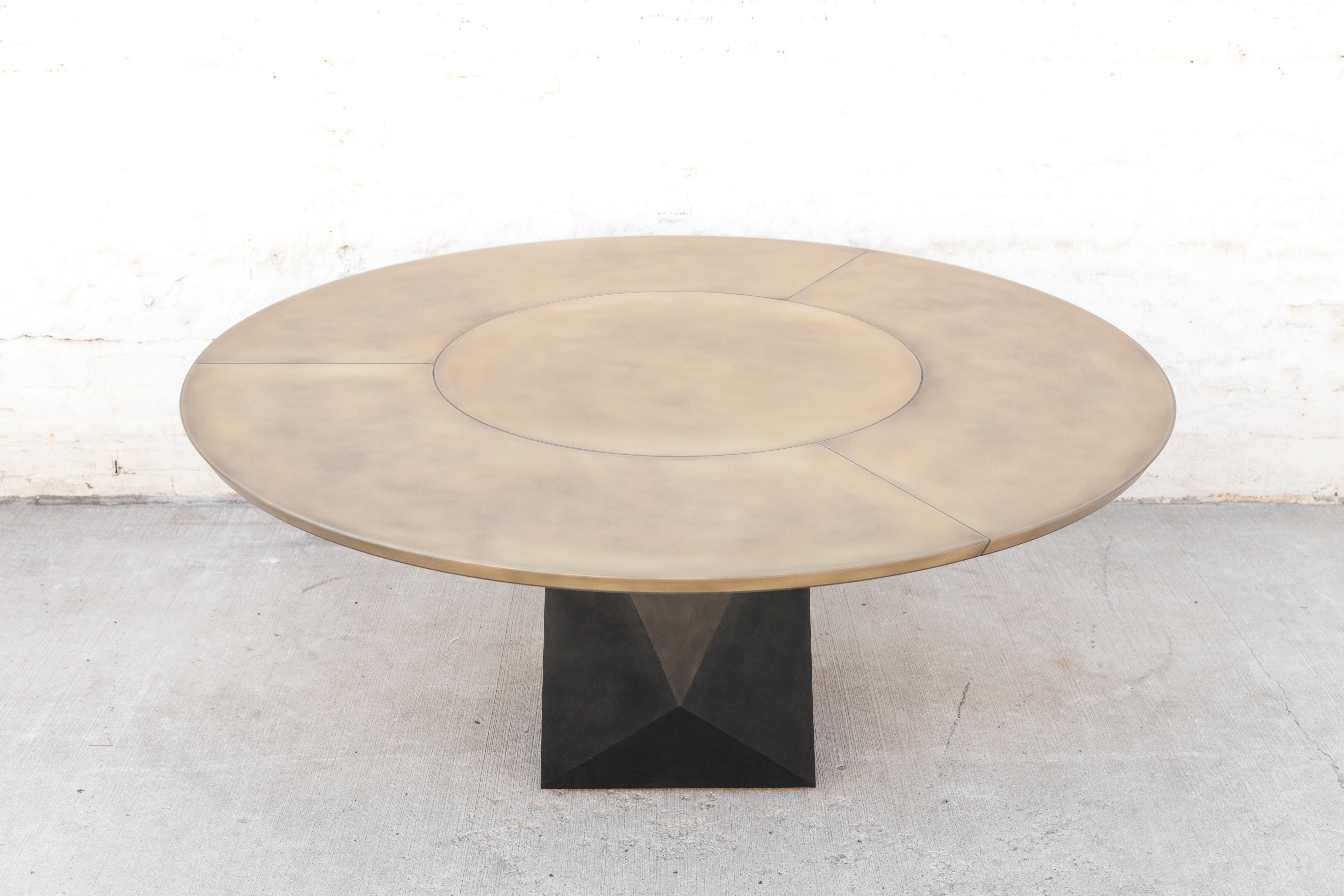 Moderne Prism Dining Table, Customizable Metal and Resin en vente