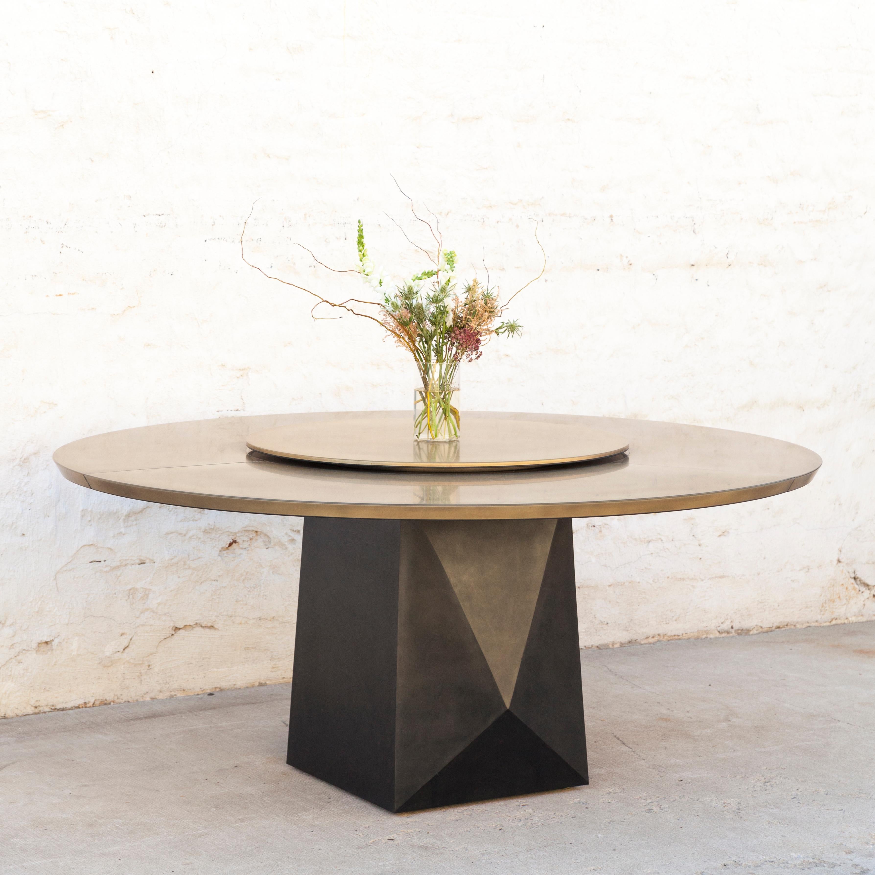 Noirci Prism Dining Table, Customizable Metal and Resin en vente