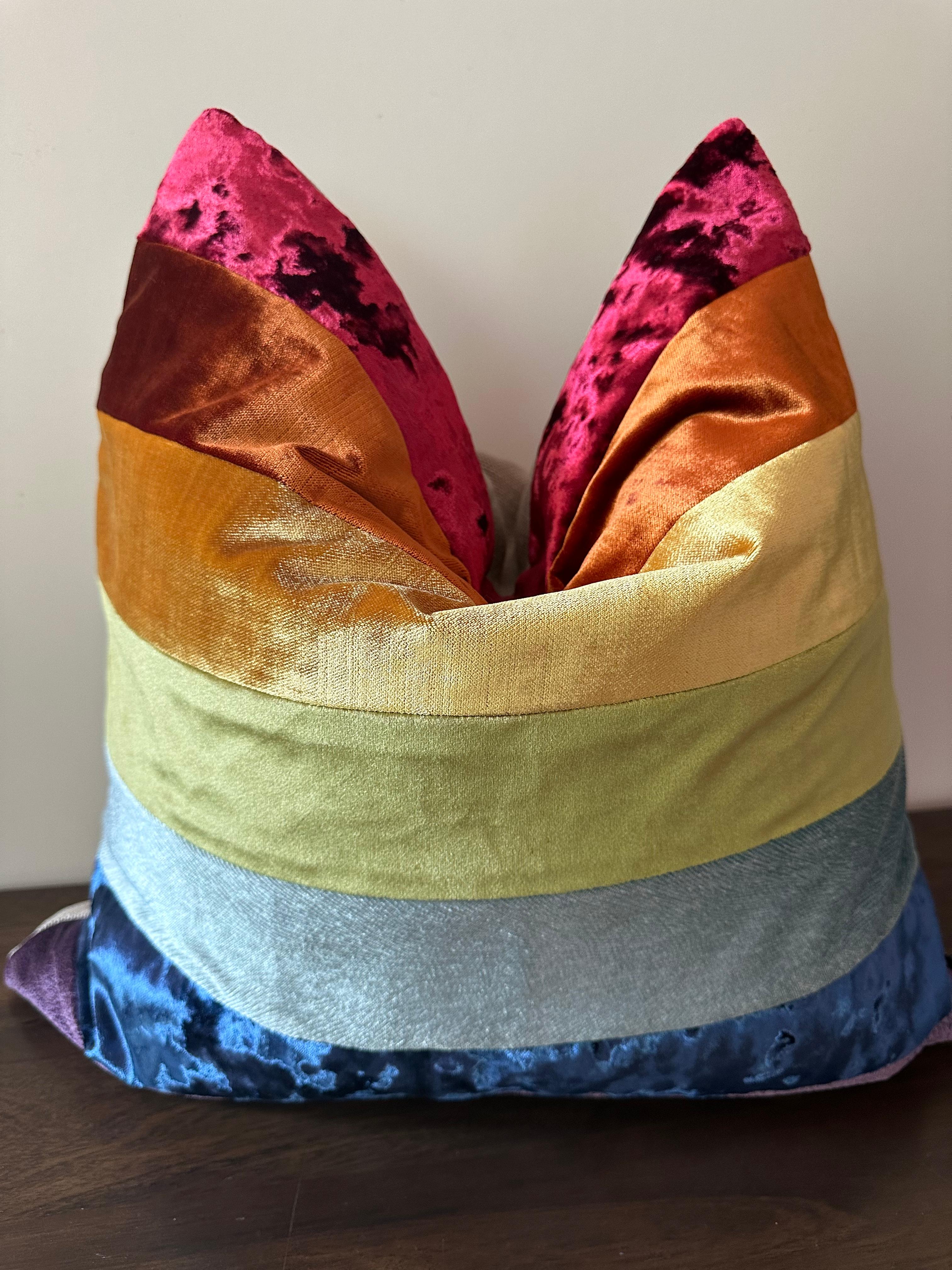 Mehrfarbiges Kissen aus Samt -PRISM- von Mar de Doce (Moderne) im Angebot