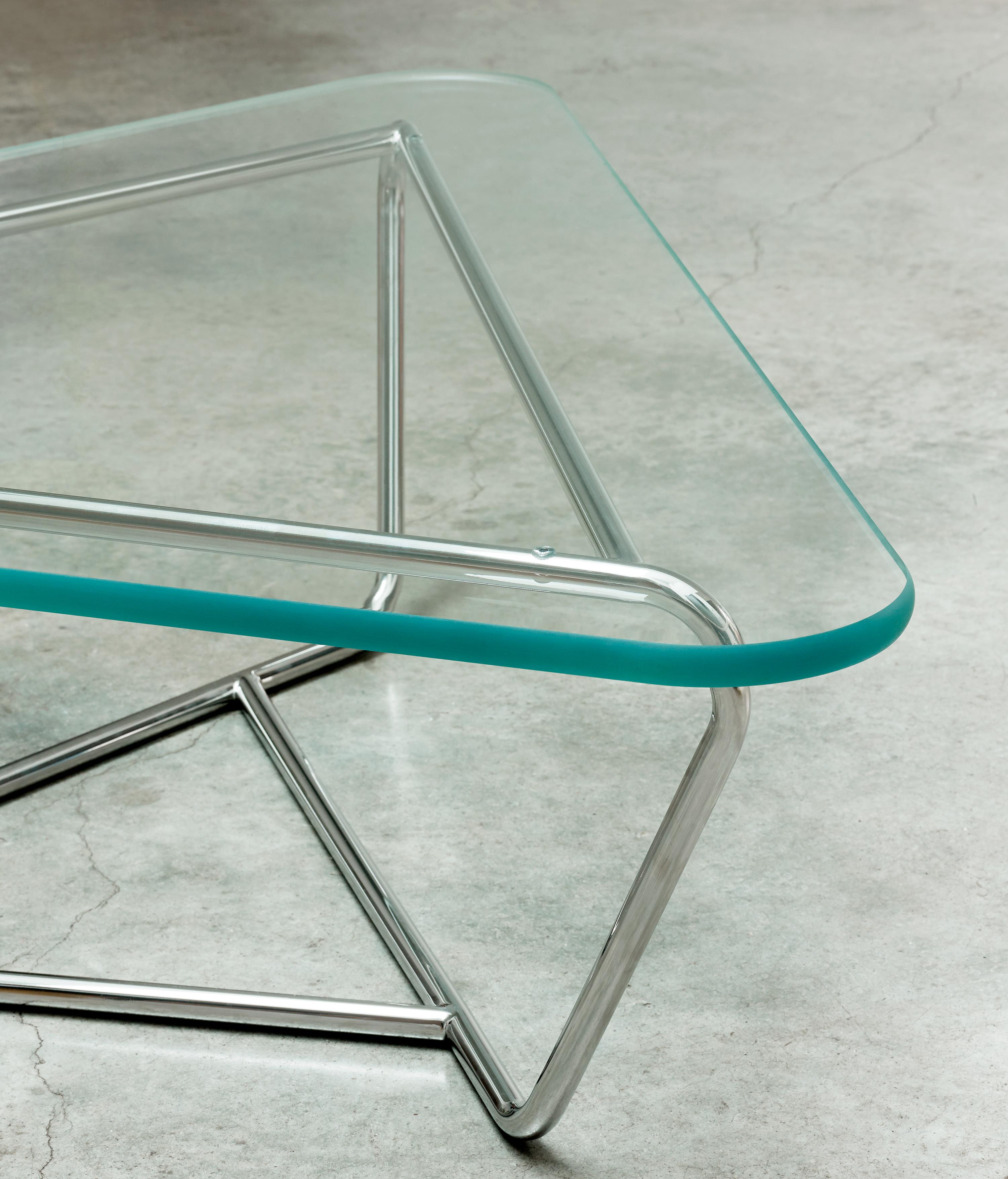 Poli Table basse contemporaine en prisme, verre et acier inoxydable de Made in Ratio en vente