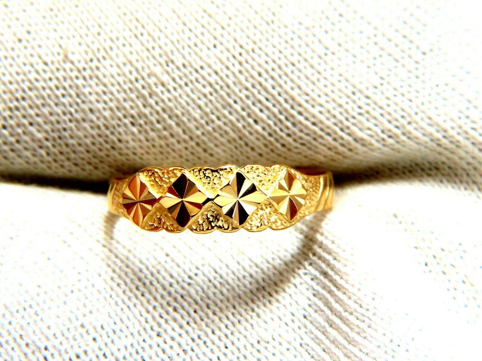 Prism inlay flat gold band.

Solid, high shine gold finish.

5.6mm wide

Depth: 1.5mm

18 karat yellow gold.

2.5 Grams

Size 8