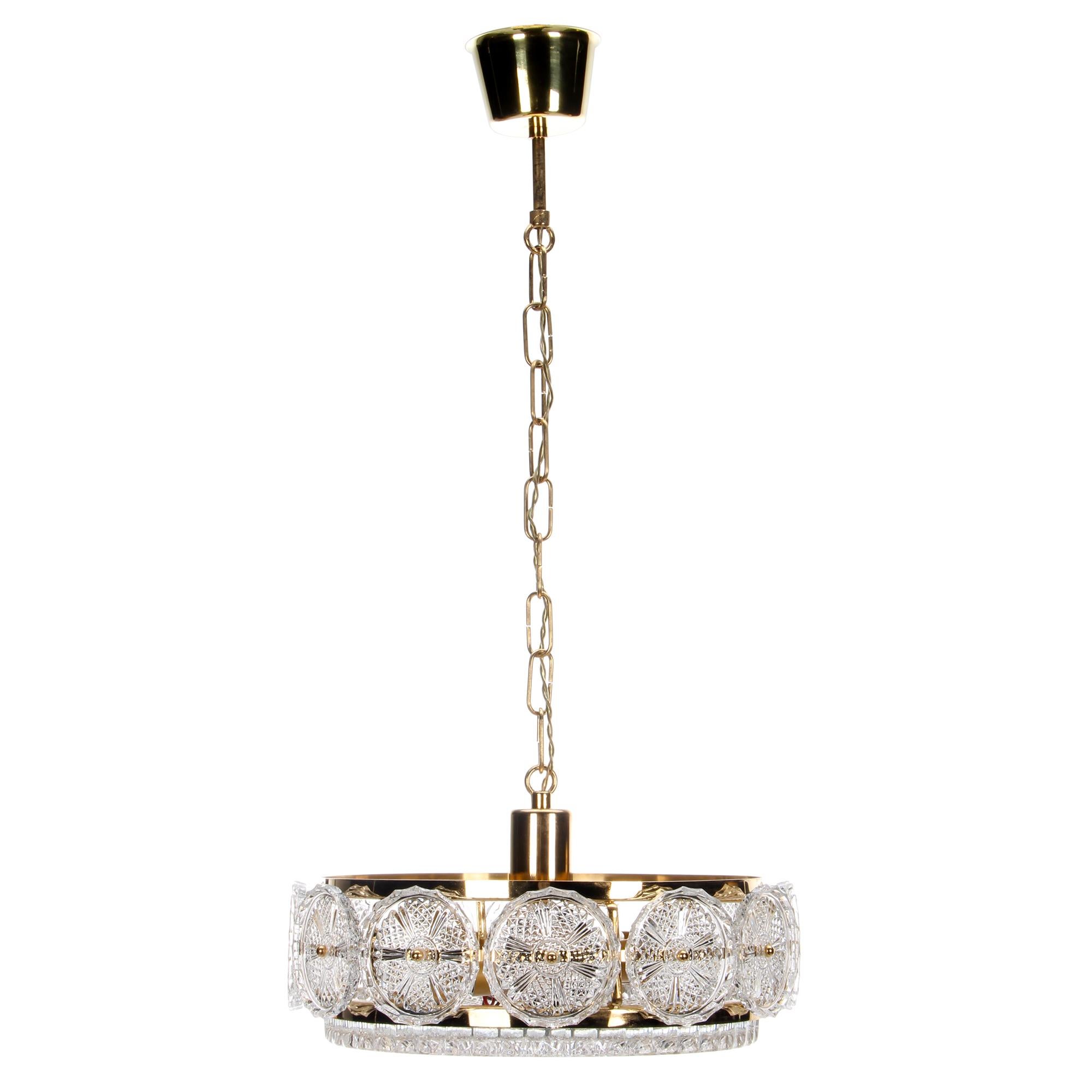Prism pendant - produced by Vitrika in the 1960s - gorgeous Hollywood Regency style crystal glass hanging light with gold plate, in very good vintage condition.

A beautiful crystal pendant, comprised of 12 round clear crystal glass pieces,