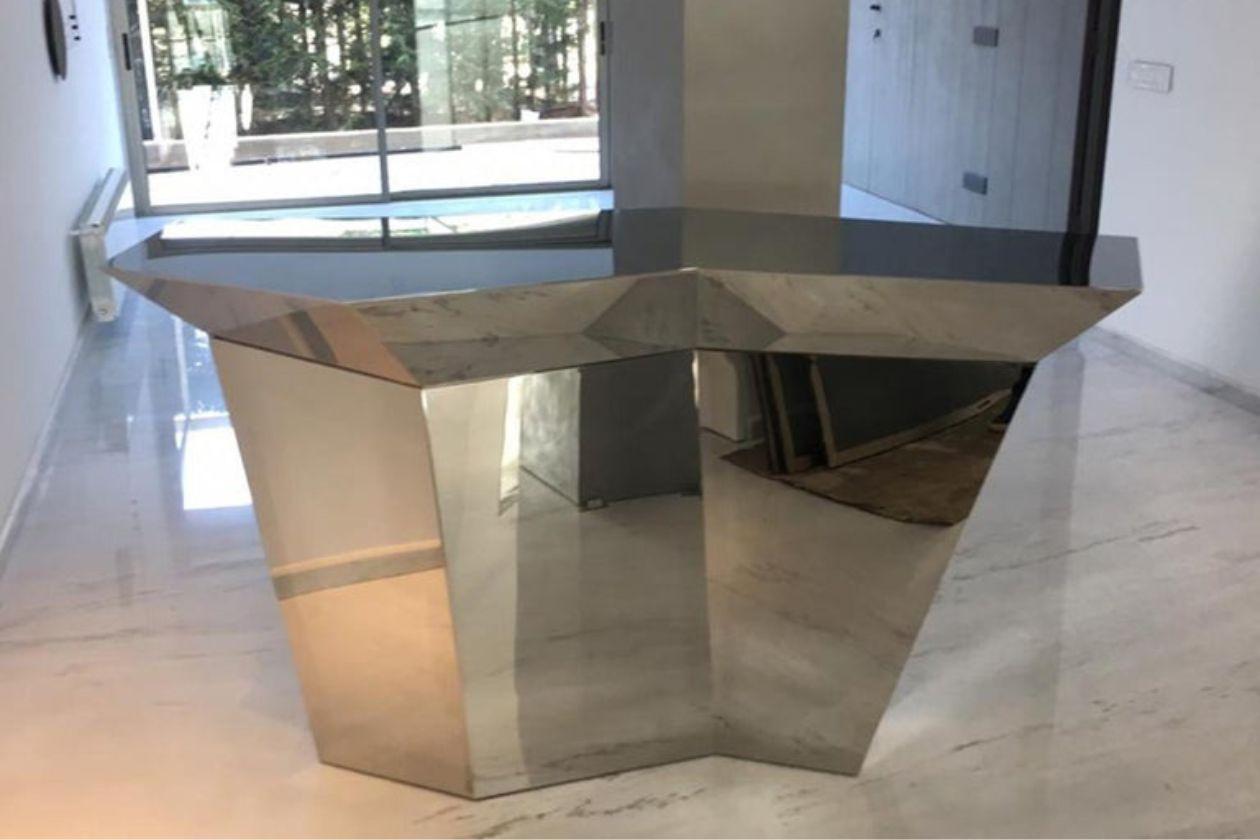Imposing counter bar characterized by its sculptural futuristic design, massive yet aerial thanks to the reflections on its polished surface.
By Georges Amatoury Studio, 2018 - PRISM LINE.
Polished stainless steel.