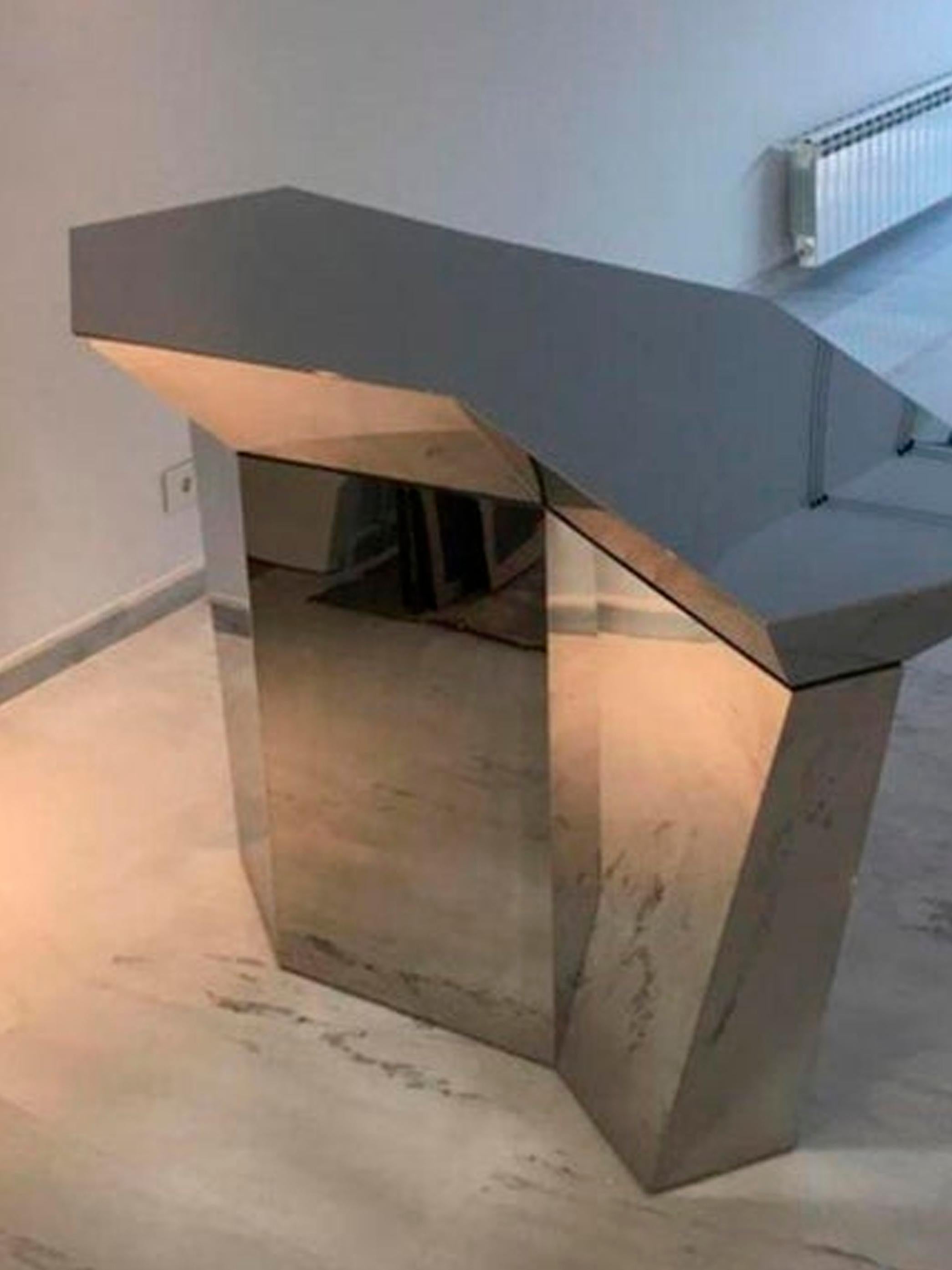 XXI secolo e contemporaneo Prisma S, barra in acciaio inox lucidato a mano in vendita