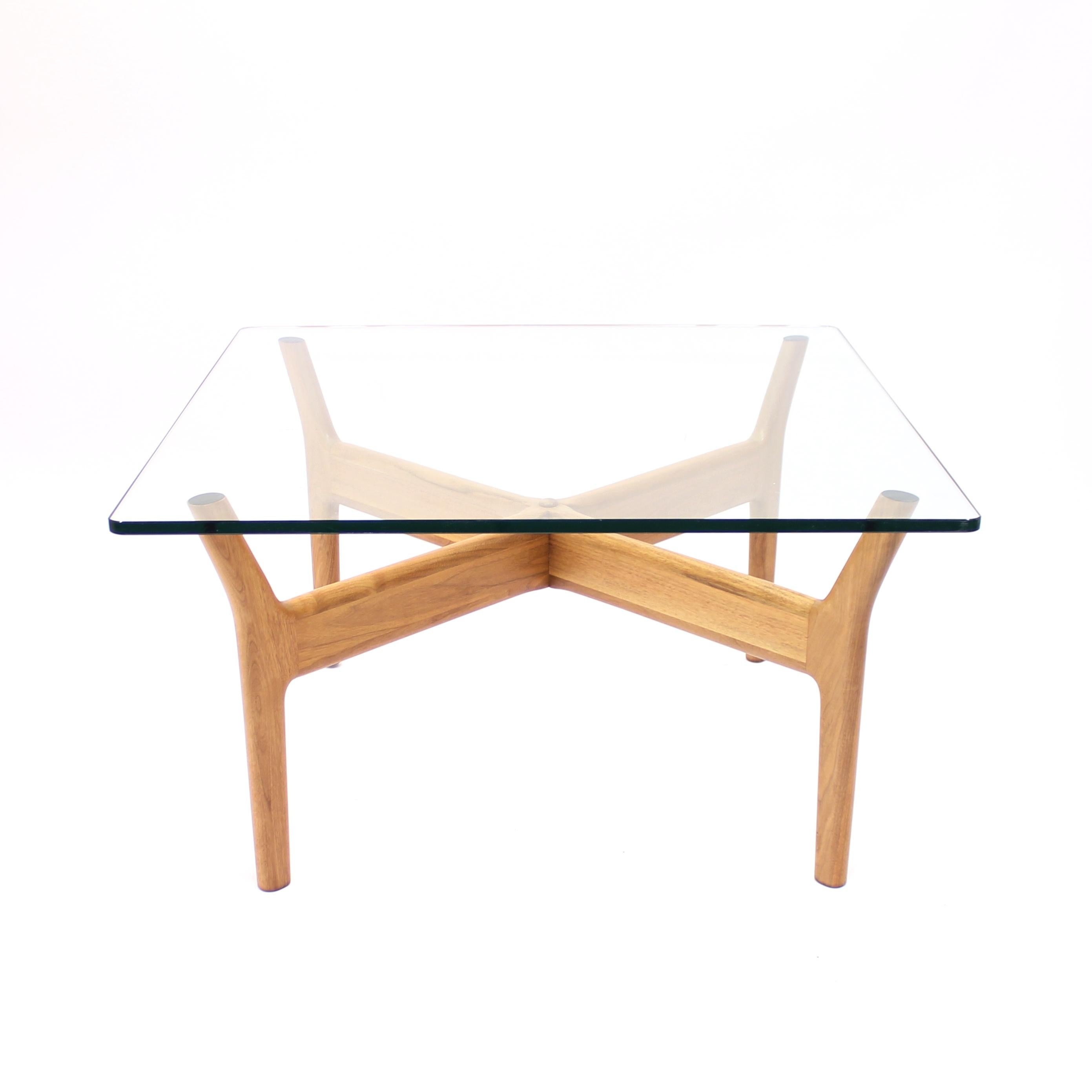 Swedish coffee table, model Prisma/2, in blonde Walnut with the original thick glass top, produced by Tingströms Möbelfabrik in Valdemarsvik (Sweden) in the late 1960s. The model came out on the market in 1966 (alongside a model called Prisma/1 in