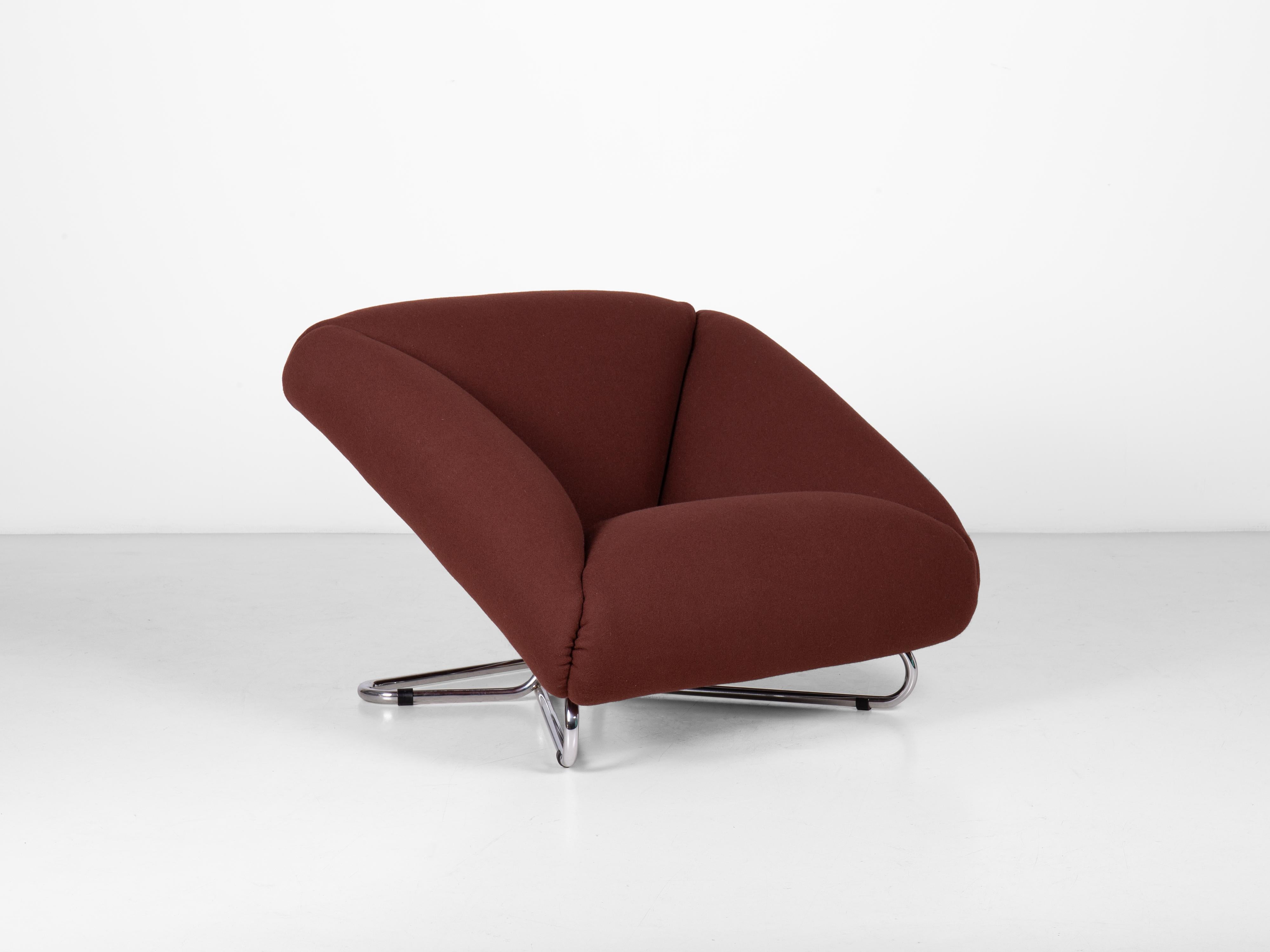 Conçu en 1971 - Paradisoterrestre Edition 2023

Matériaux : tube d'acier chromé, bois, mousse de polyuréthane, rembourrage en laine mélangée Kvadrat - différentes couleurs disponibles.

Le fauteuil Prisma a été conçu par Augusto Betti en 1971, lors