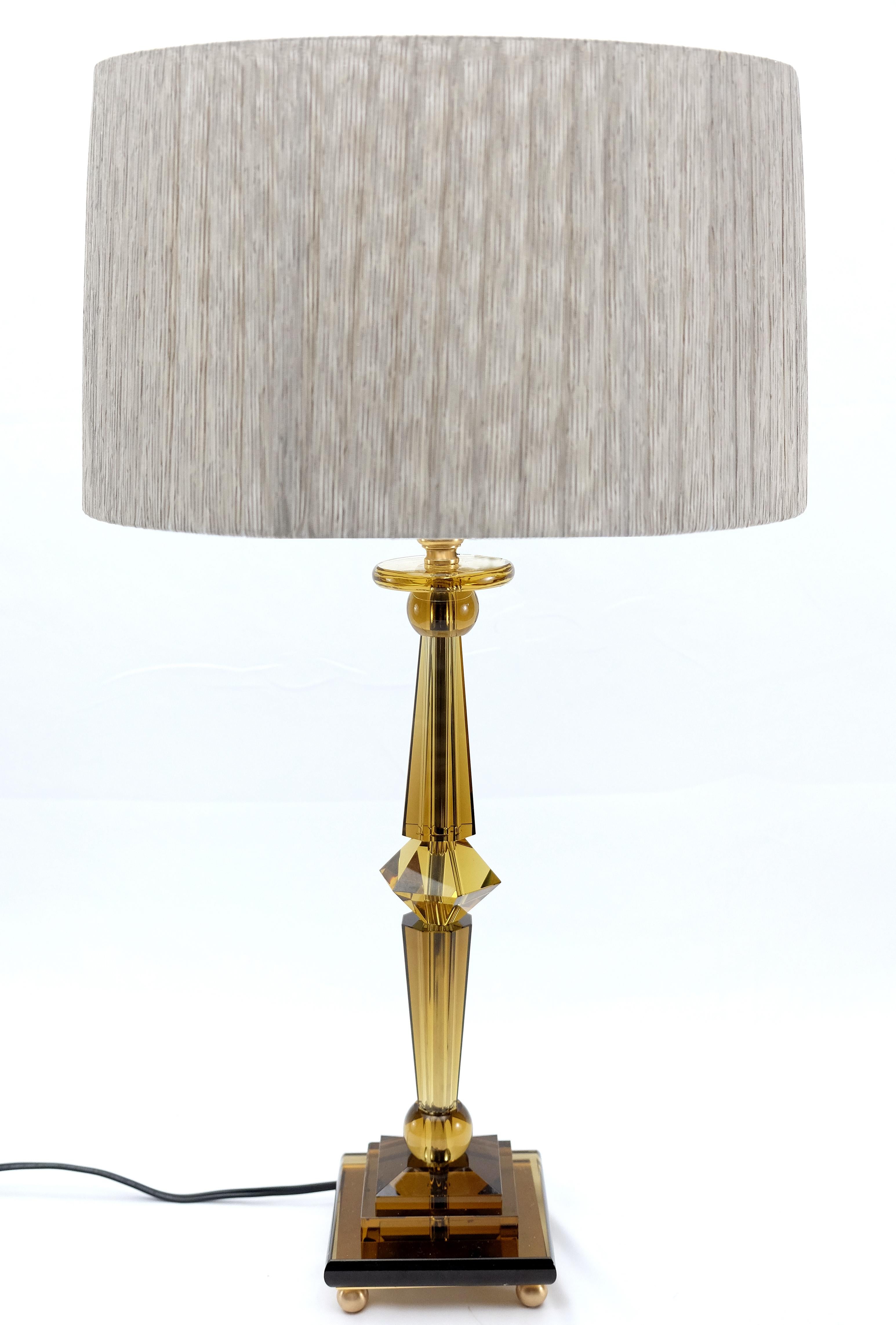 Attilio Amato for Laudarte Srl Prisma Big Table Lamp, Pair Disponible

Nous proposons à la vente une superbe lampe de table en cristal ambré 