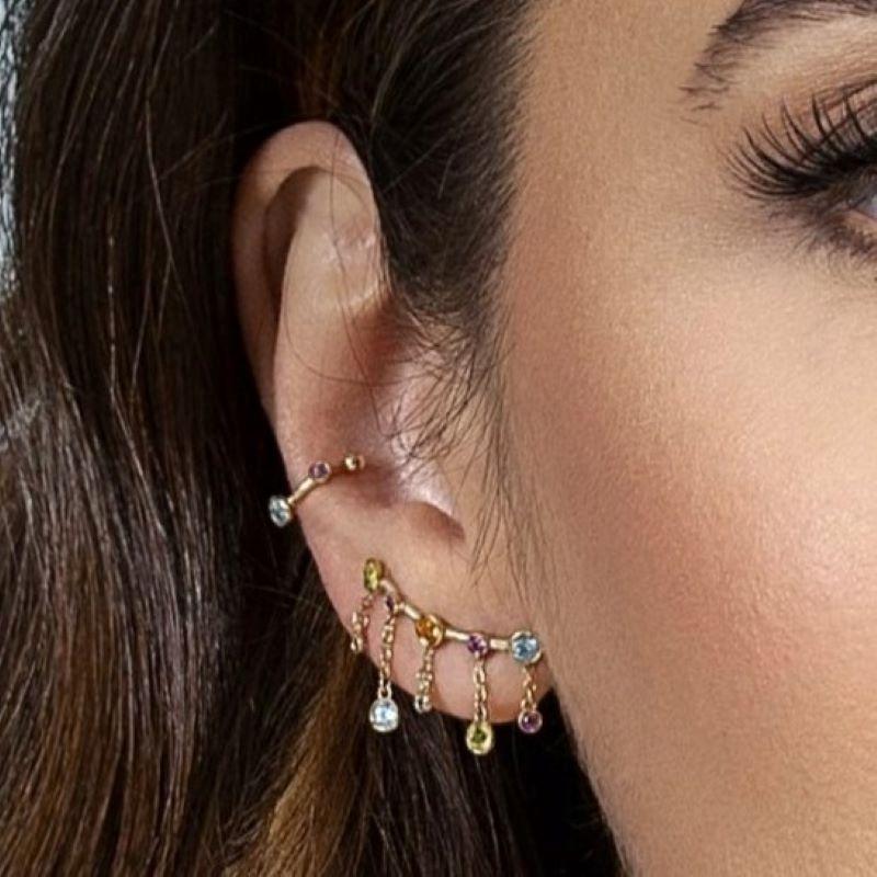 Audaci e vivaci, questi orecchini con gemme multicolore sono realizzati in oro giallo 18 carati e presentano una squisita selezione di gemme brasiliane. Con le splendide tonalità del Citrino, del Peridoto, del Topazio Blu, dell'Ametista e della