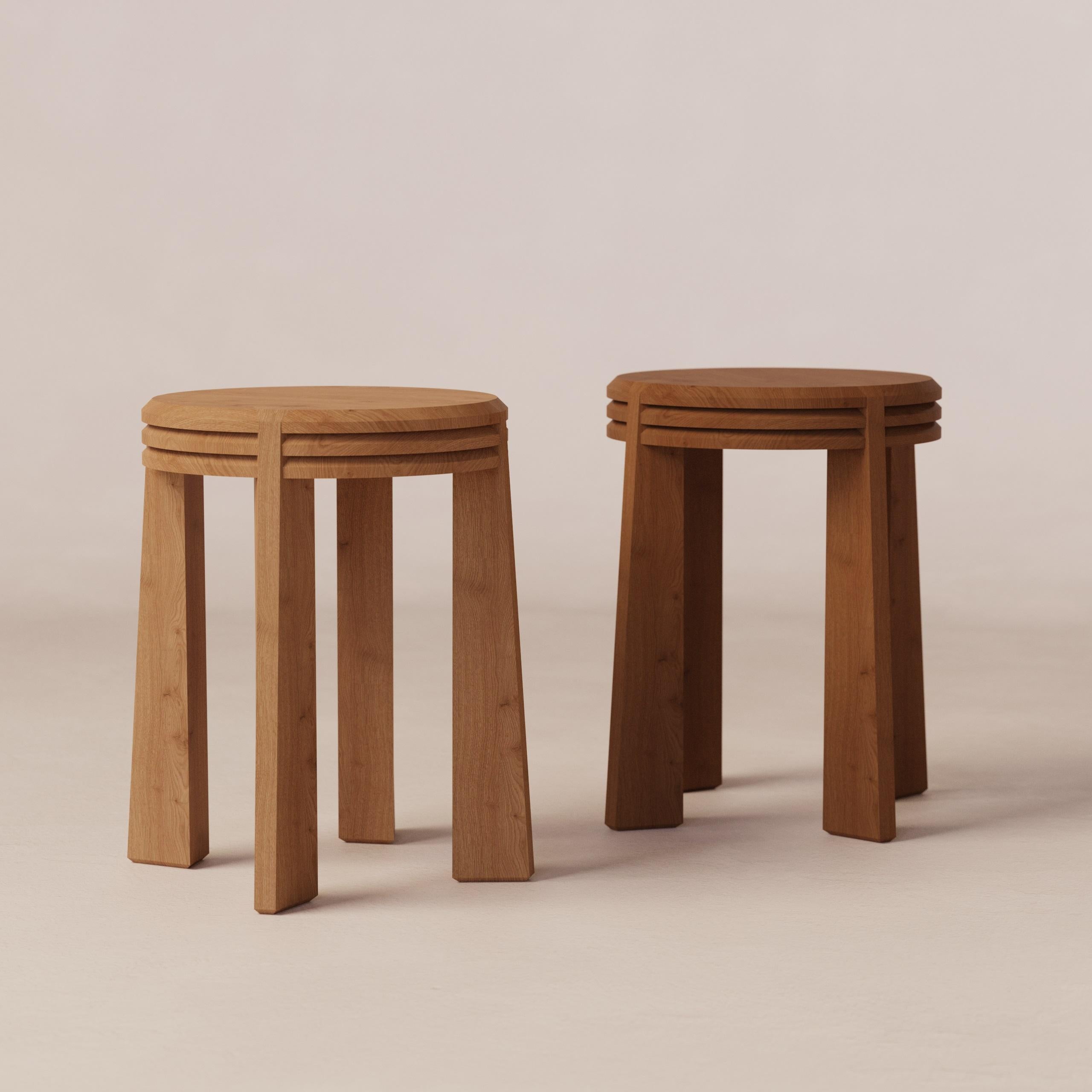 Prisma hocker aus eiche von Luis Gimeno (21. Jahrhundert und zeitgenössisch) im Angebot