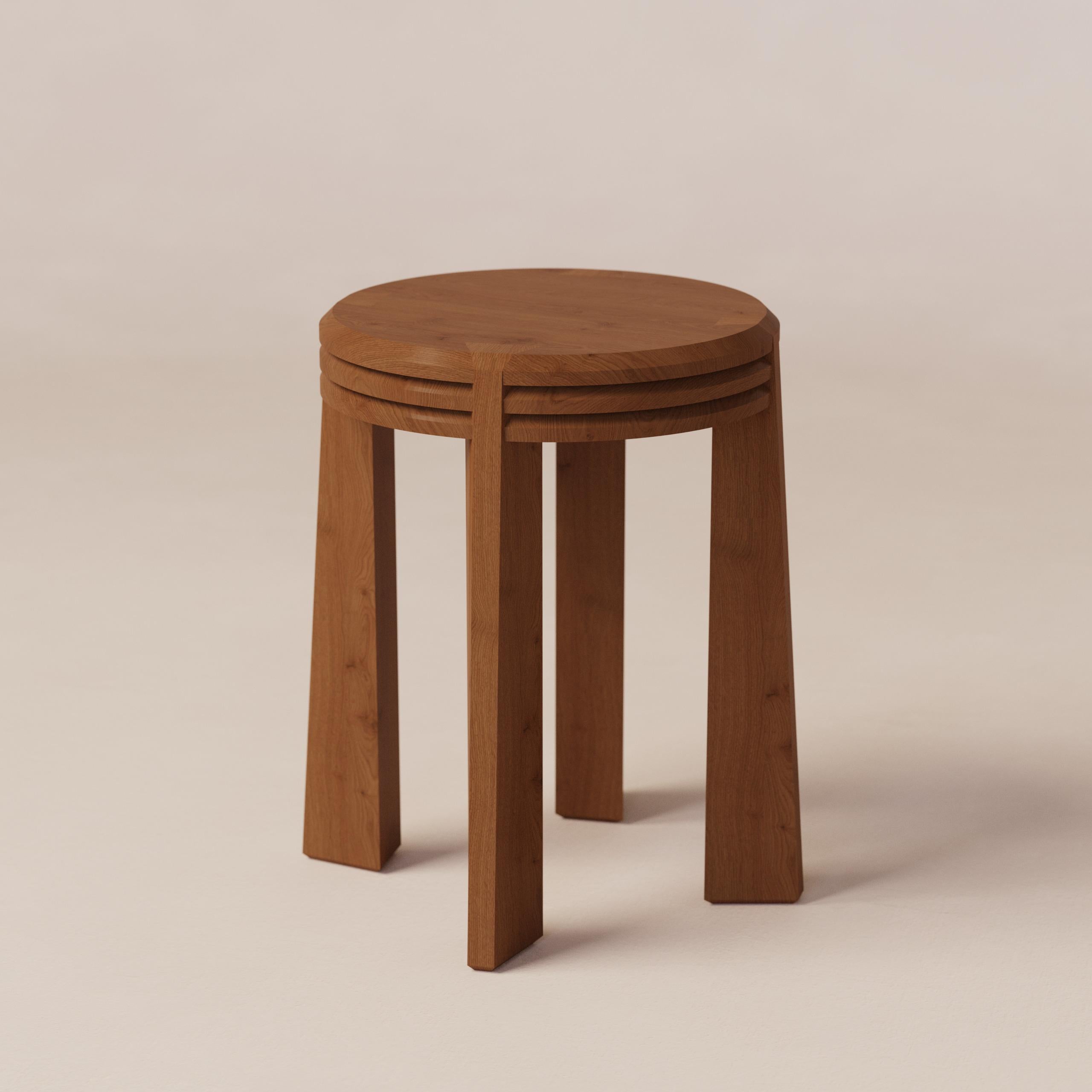 Sgabello Prisma di Luis Gimeno
Dimensioni: L. 35 x P. 35 x H. 45 cm
Materiali: Oak Wood.

Quattro eleganti gambe a forma di prisma sostengono una seduta superiore realizzata con tre strati di spesso legno di frassino marrone scuro. Eleganza,