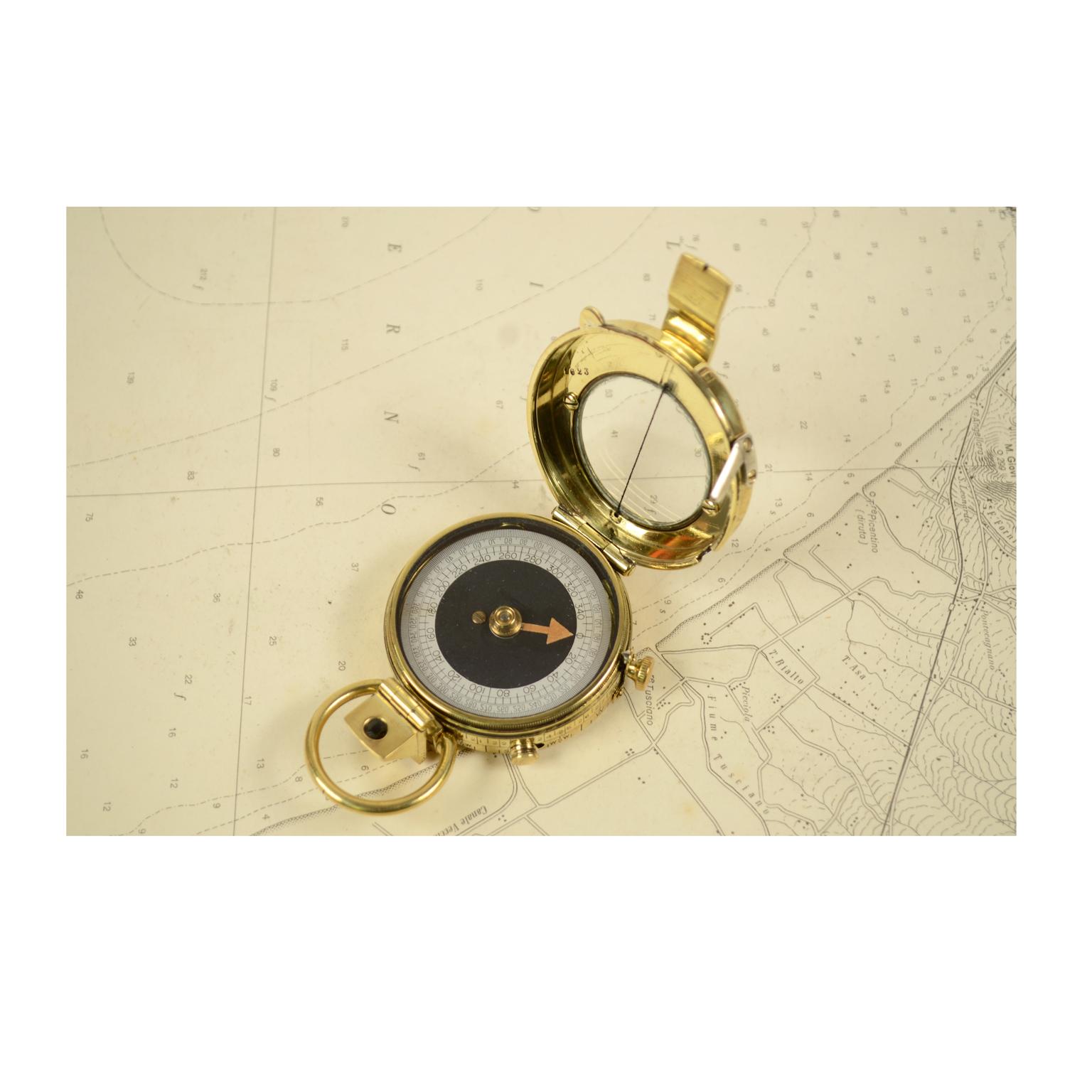 Prismatic bearing brass compass; it is a small compass, signed E. KOEHN Geneve Suisse n.155374, model Verner's Pattern from the name of the designer, Colonel William Willoughby Cole Verner (1852-1922) and produced in 1918 and supplied to British