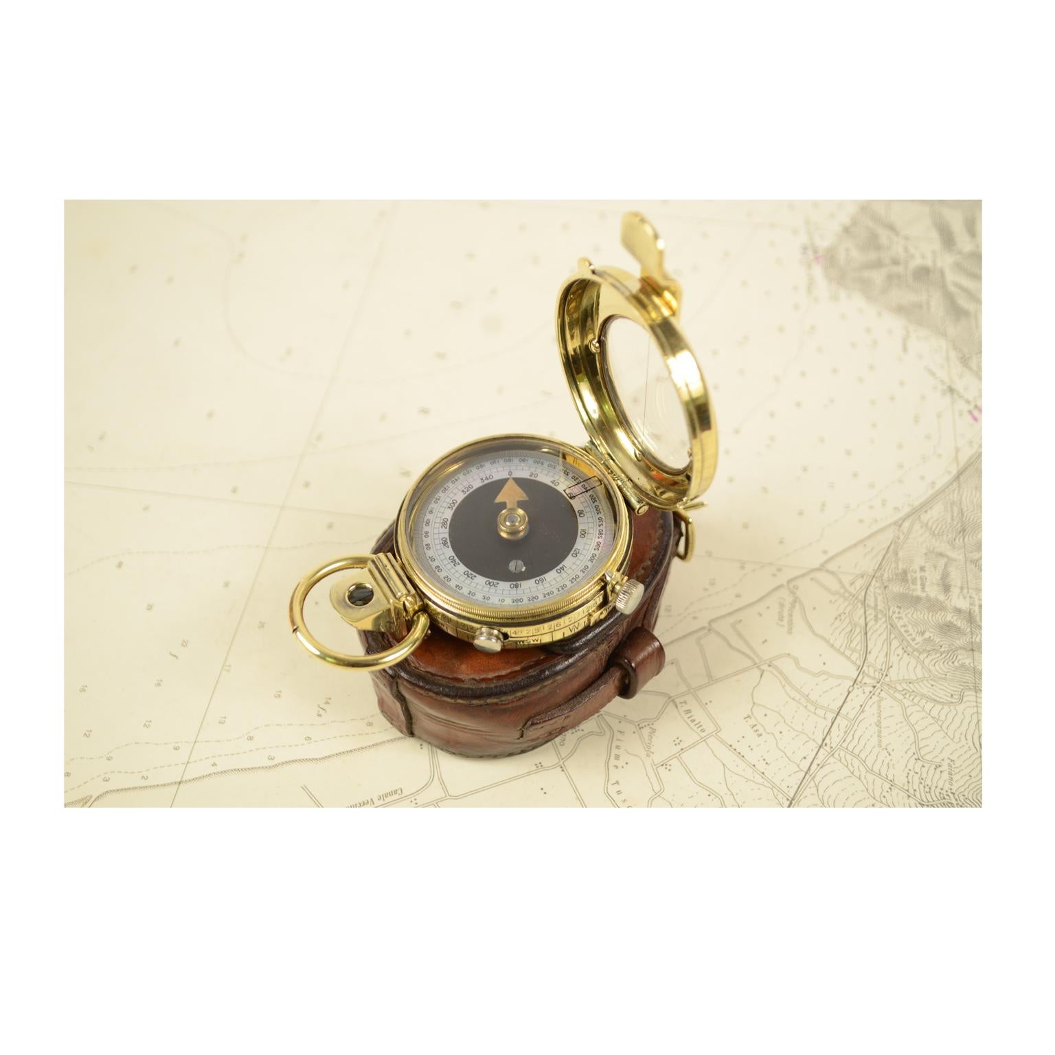 Prismatic bearing brass compass; it is a small compass, signed E. KOEHN Geneve Suisse n.155374, model Verner's Pattern from the name of the designer, Colonel William Willoughby Cole Verner (1852-1922) and produced in 1918 and supplied to British