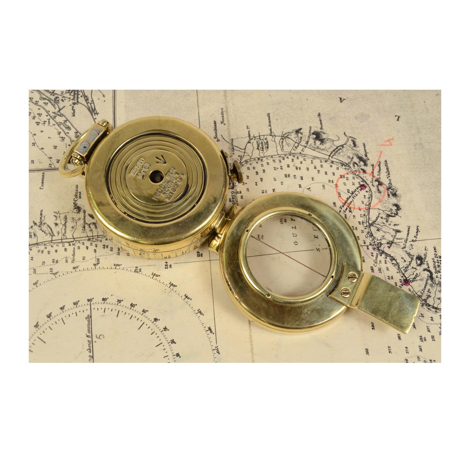 Prismatic Brass Compass UK 1940 for British Army Officers WWII In Good Condition In Milan, IT
