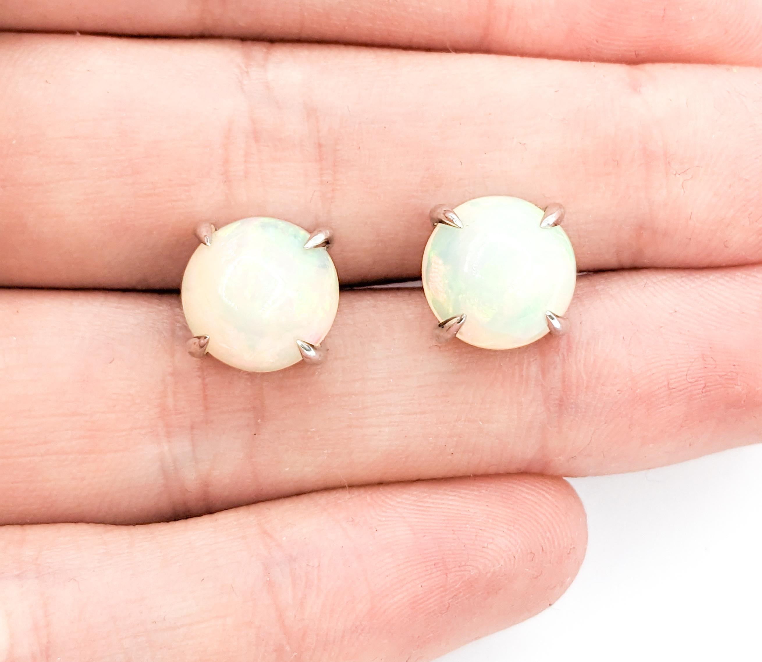 Orecchini con perno in opale naturale cabochon prismatico

Ti presentiamo i nostri squisiti orecchini in oro bianco 14k, impreziositi da uno straordinario opale cabochon rotondo di 9 carati. Gli opali scintillanti mostrano la loro bellezza naturale