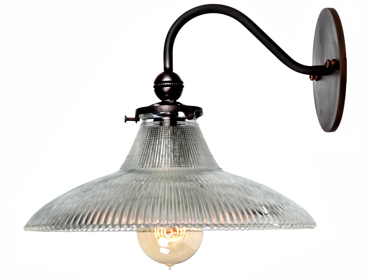 Il s'agit d'une belle applique prismatique simple. Le verre prismatique donne à l'extérieur une belle lueur chaude et peut donner une impression d'ancien et de moderne à la fois. Cet exemple présente un abat-jour de 10 pouces de diamètre. Nous en
