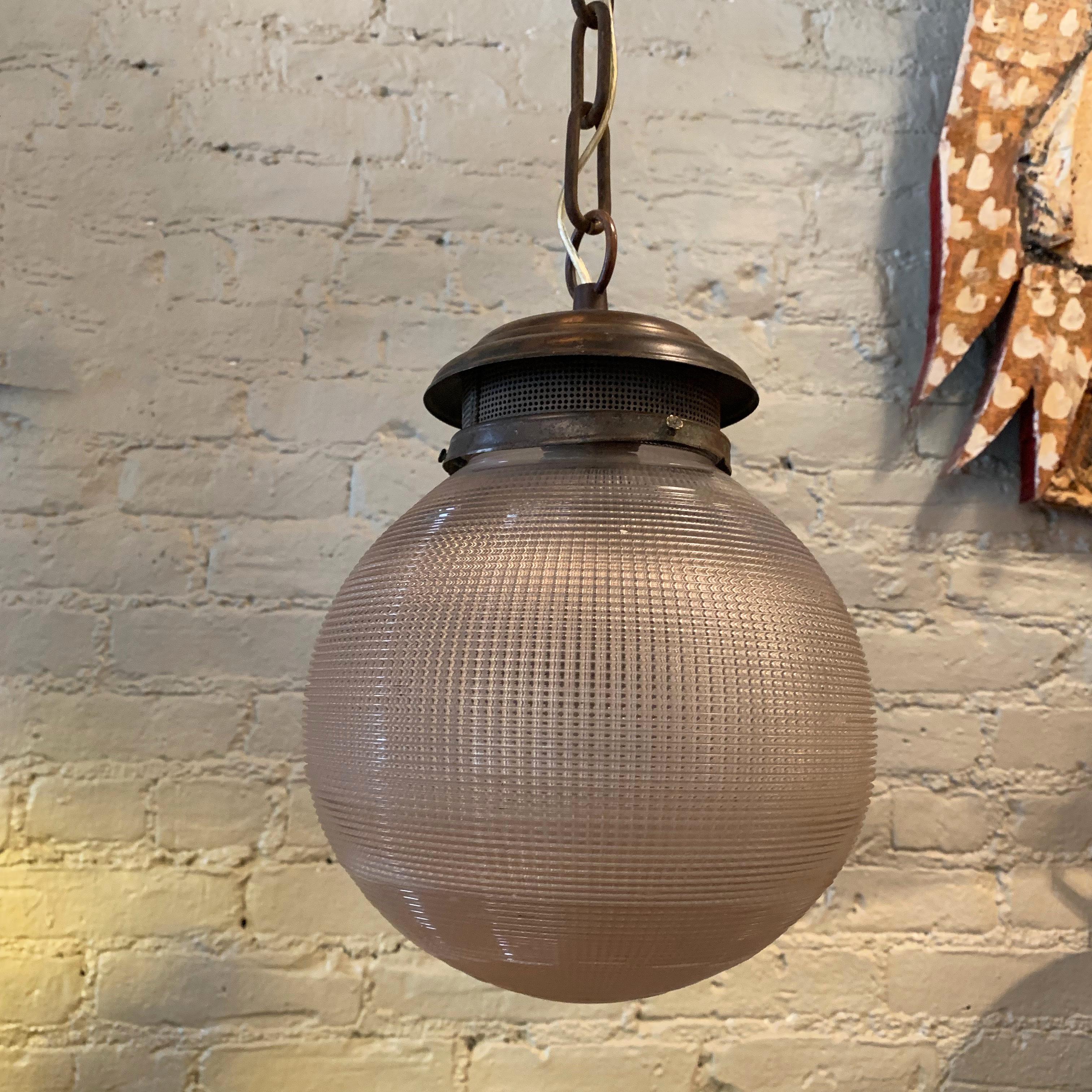 Lampe à suspension globe prismatique en verre holophane et laiton de 8 cm Bon état - En vente à Brooklyn, NY