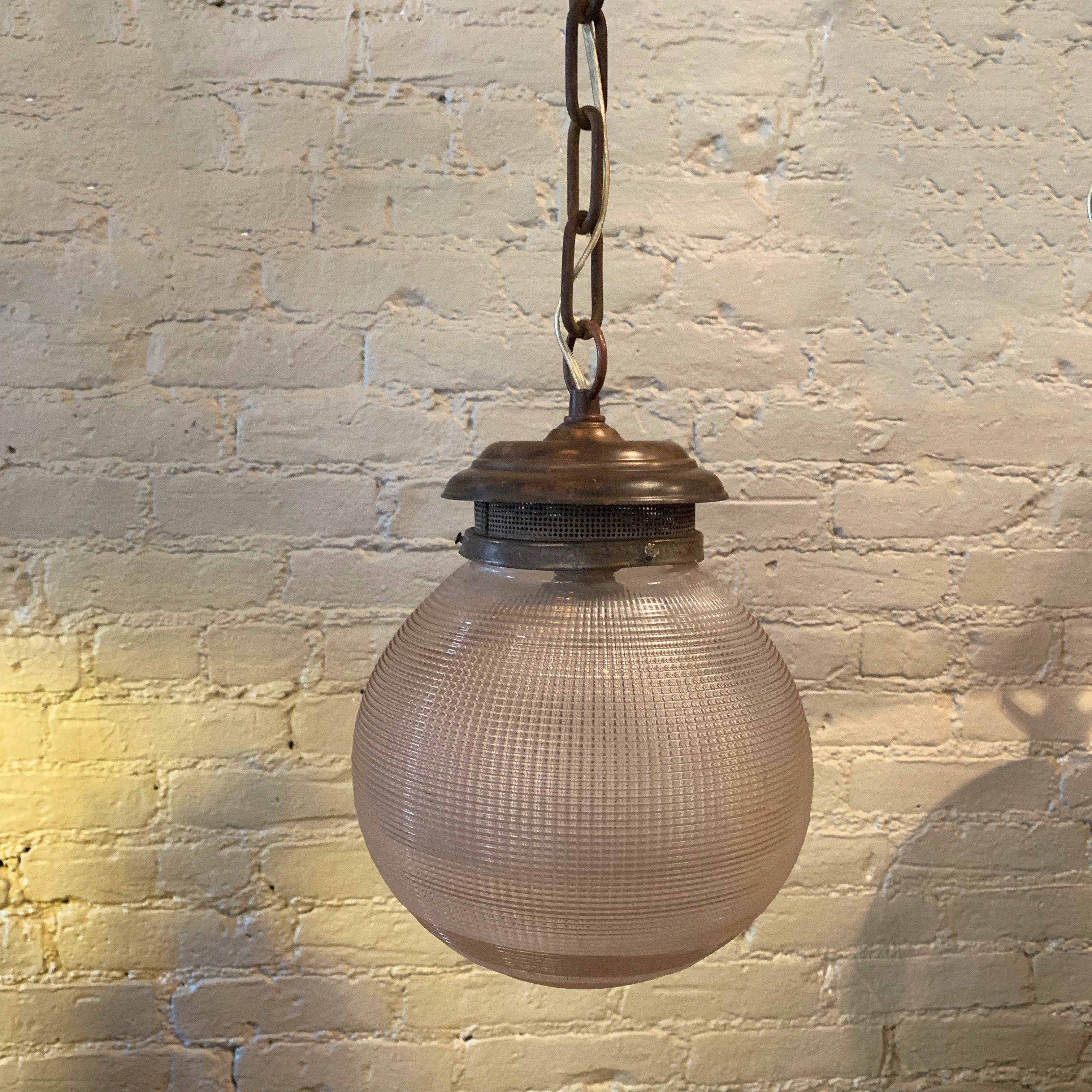 20ième siècle Lampe à suspension globe prismatique en verre holophane et laiton de 8 cm en vente