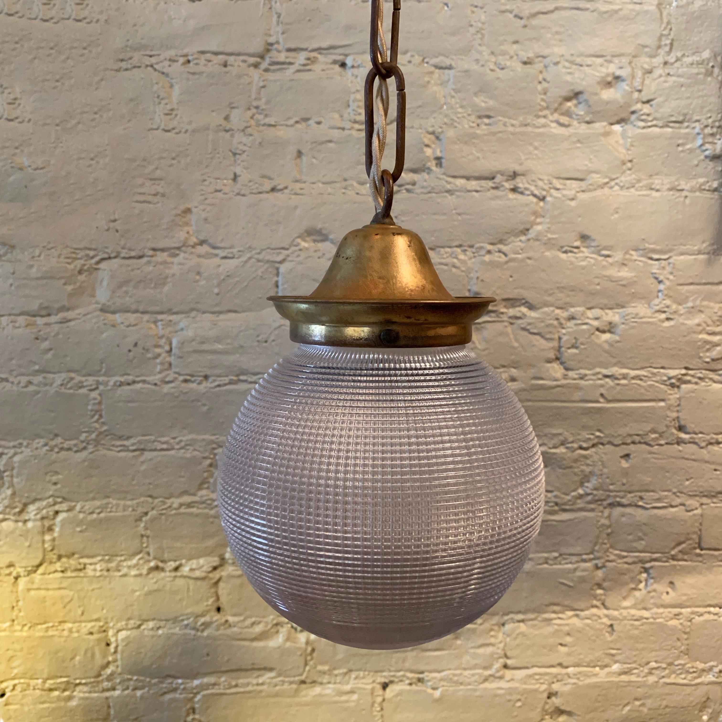 Industriel Lampe à suspension globe prismatique en verre holophane et laiton de 15,24 cm en vente