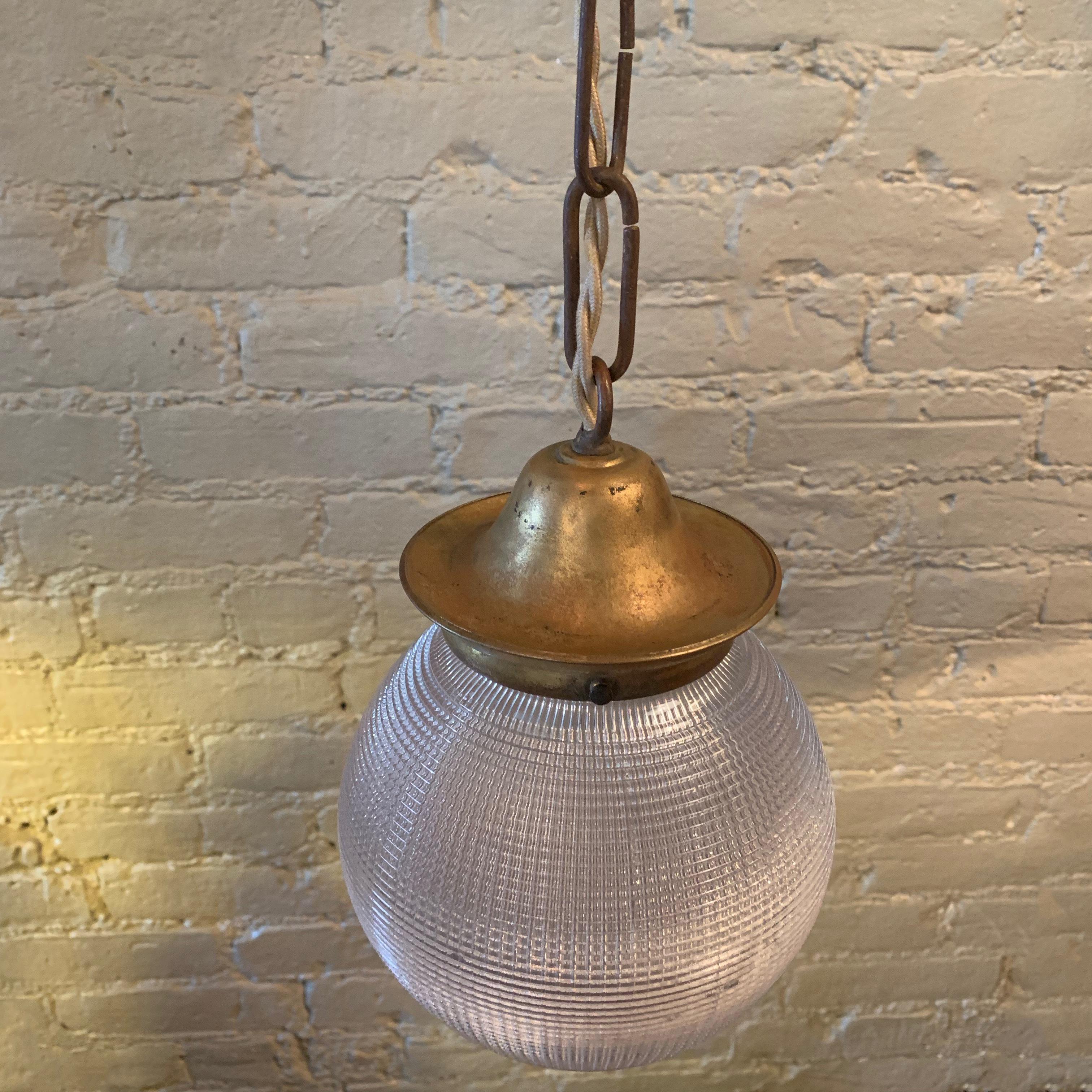 Américain Lampe à suspension globe prismatique en verre holophane et laiton de 15,24 cm en vente