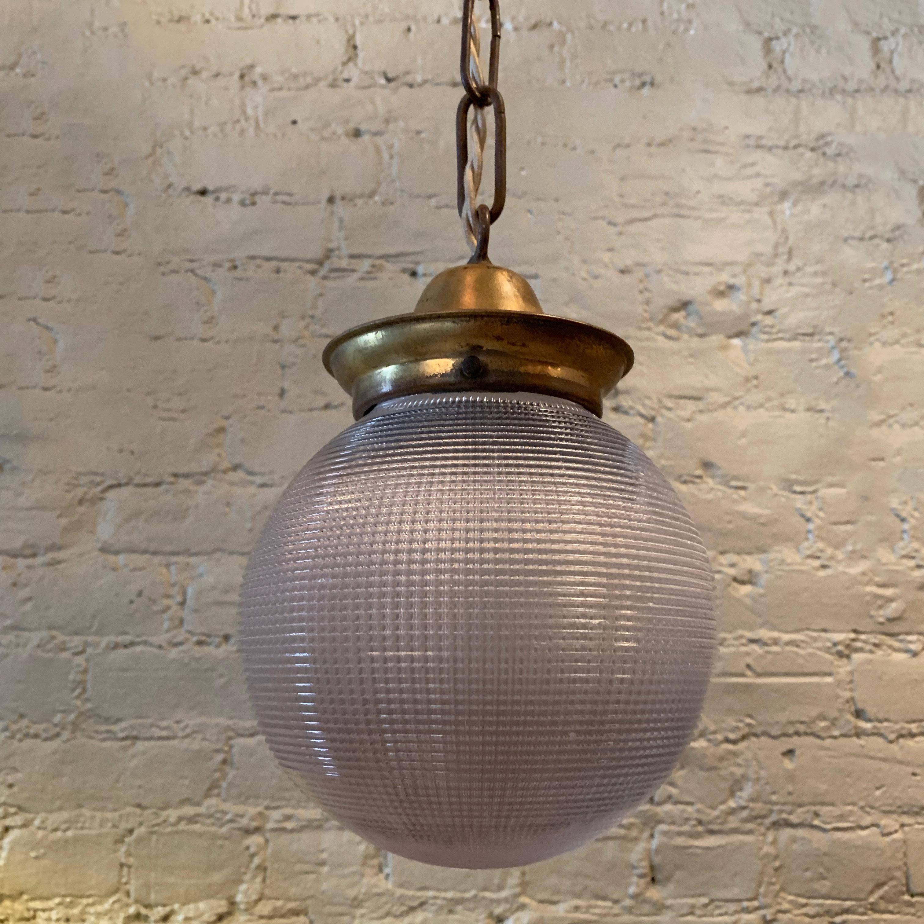Lampe à suspension globe prismatique en verre holophane et laiton de 15,24 cm Bon état - En vente à Brooklyn, NY