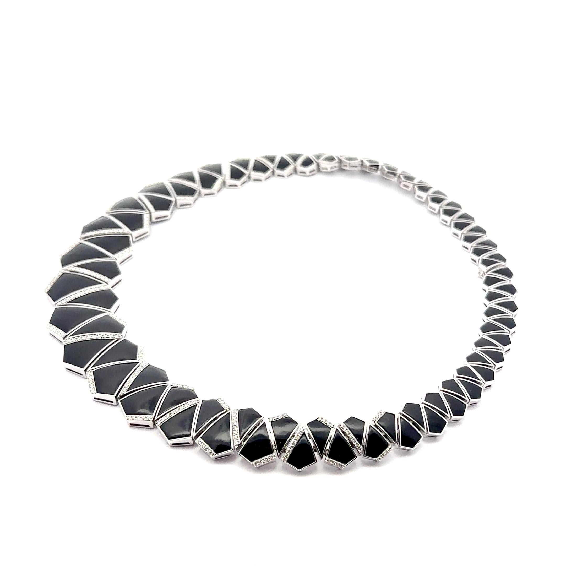 Prisma-Halskette aus 18 Karat Gold mit schwarzem Onyx und Pavé-Diamanten im Zustand „Neu“ im Angebot in Kuwait, KW