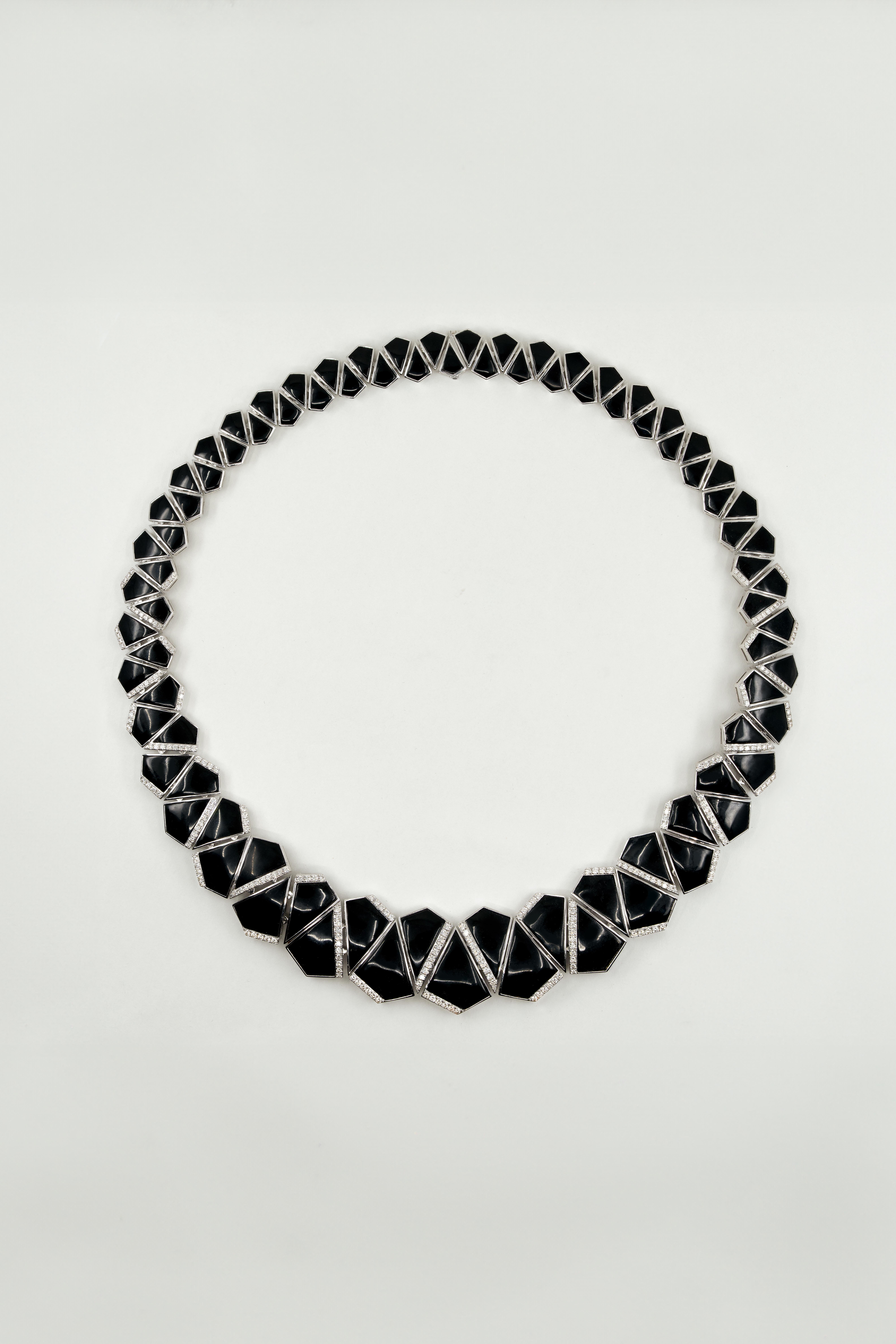 Prisma-Halskette aus 18 Karat Gold mit schwarzem Onyx und Pavé-Diamanten Damen im Angebot