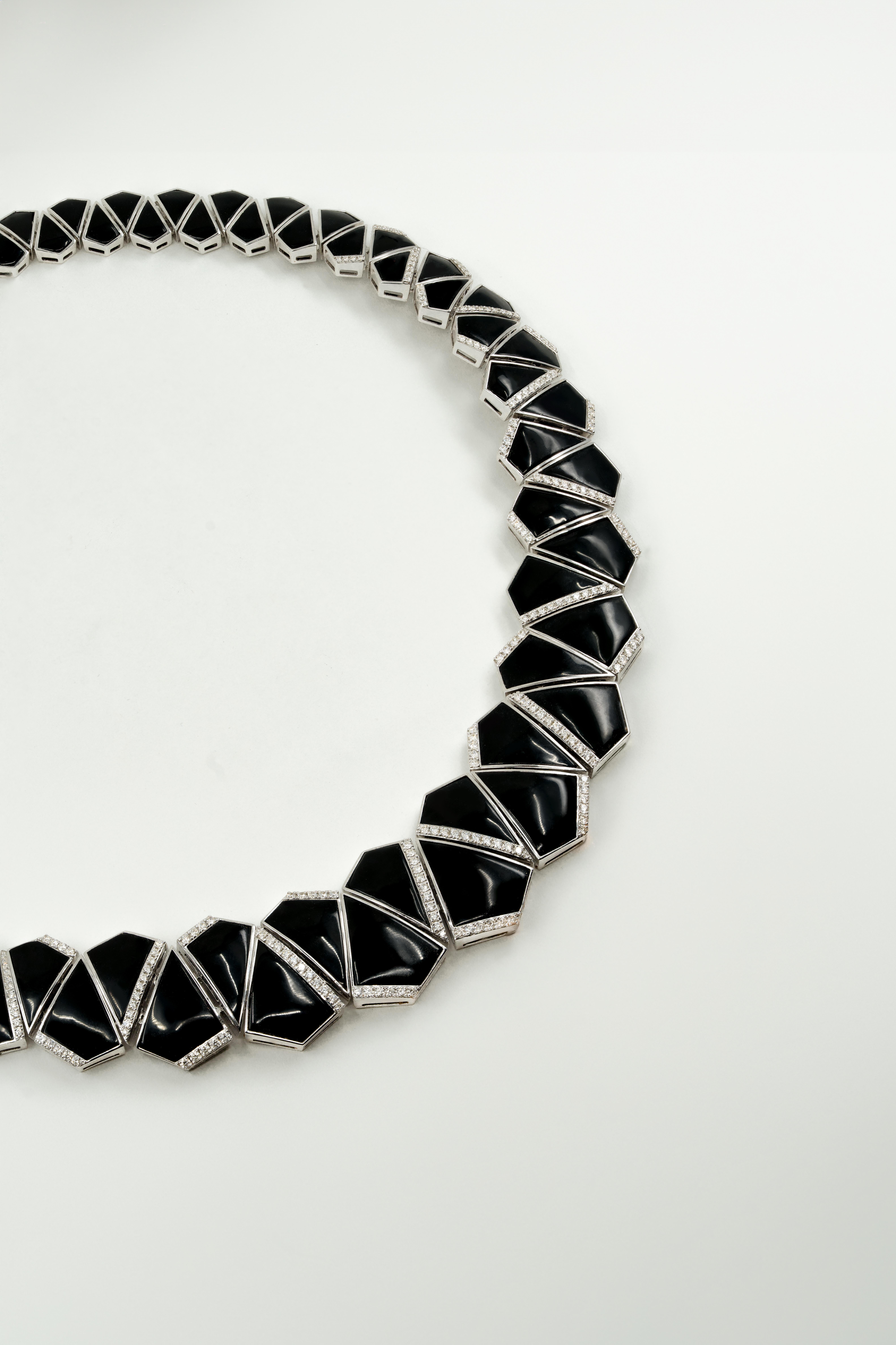 Prisma-Halskette aus 18 Karat Gold mit schwarzem Onyx und Pavé-Diamanten im Angebot 1