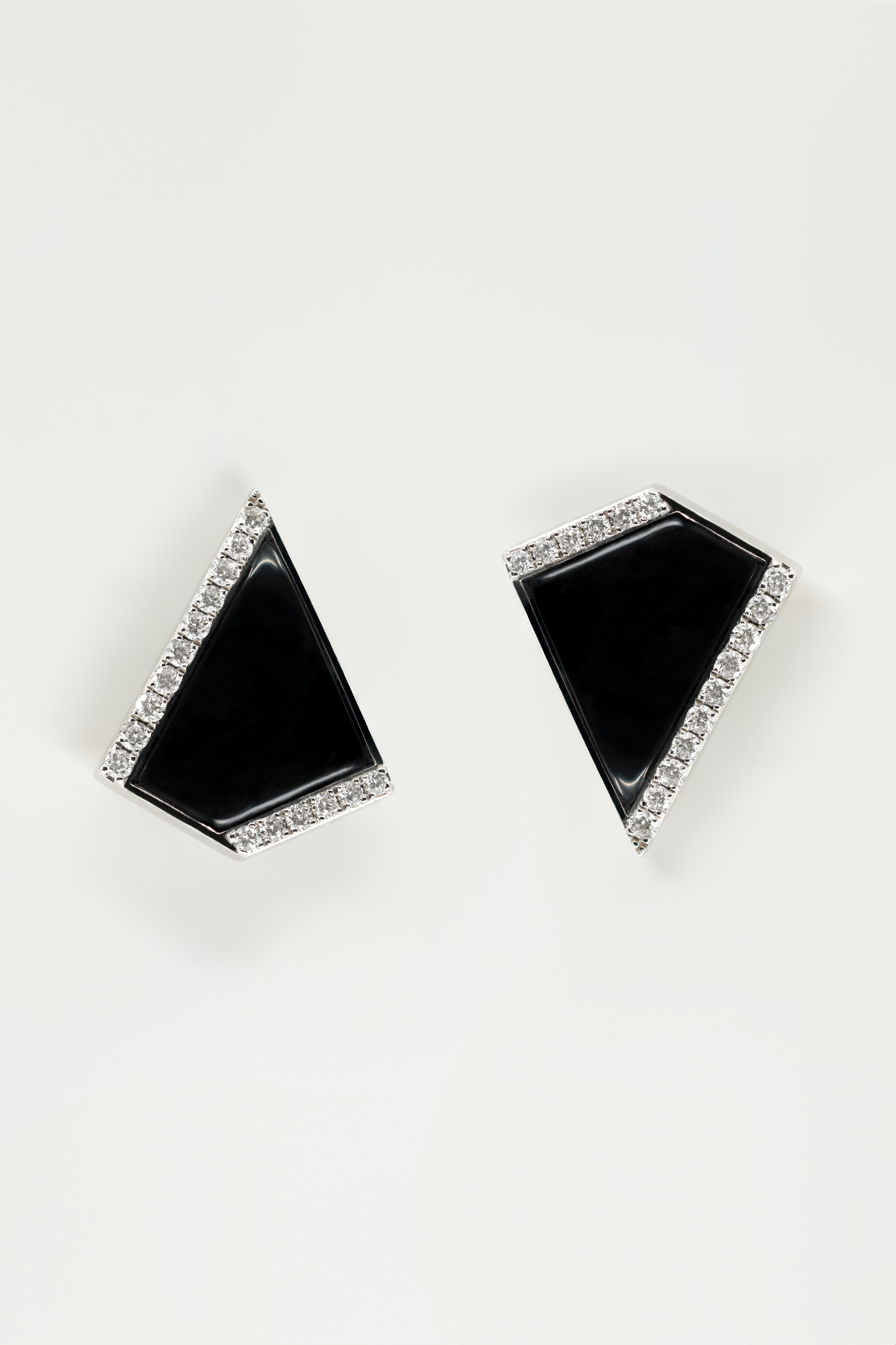 Prisma-Halskette aus 18 Karat Gold mit schwarzem Onyx und Pavé-Diamanten im Angebot 2