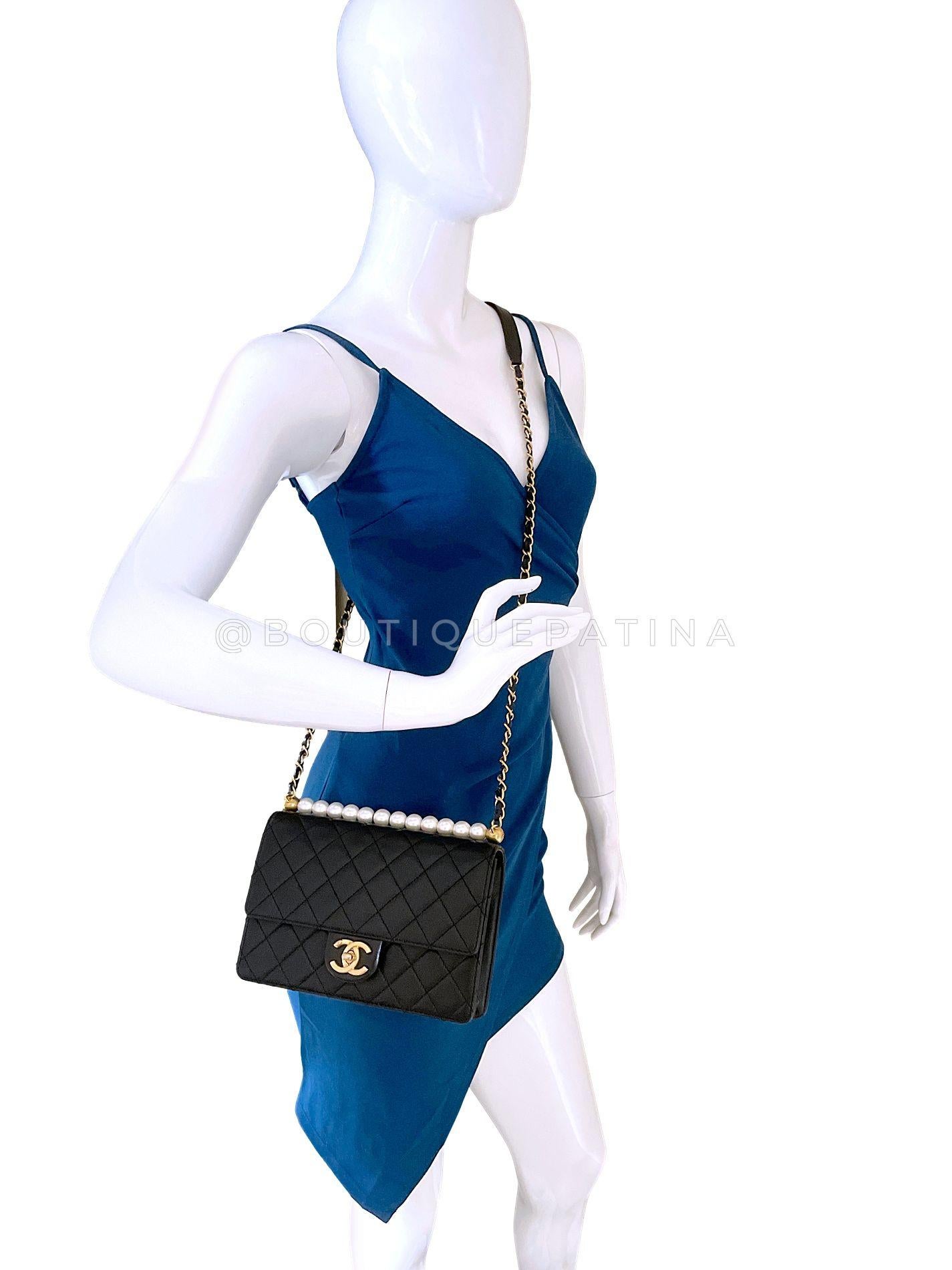 Pristine 19S Chanel Chic Pearls Quilted Flap Bag Black GHW 67020 en vente 9