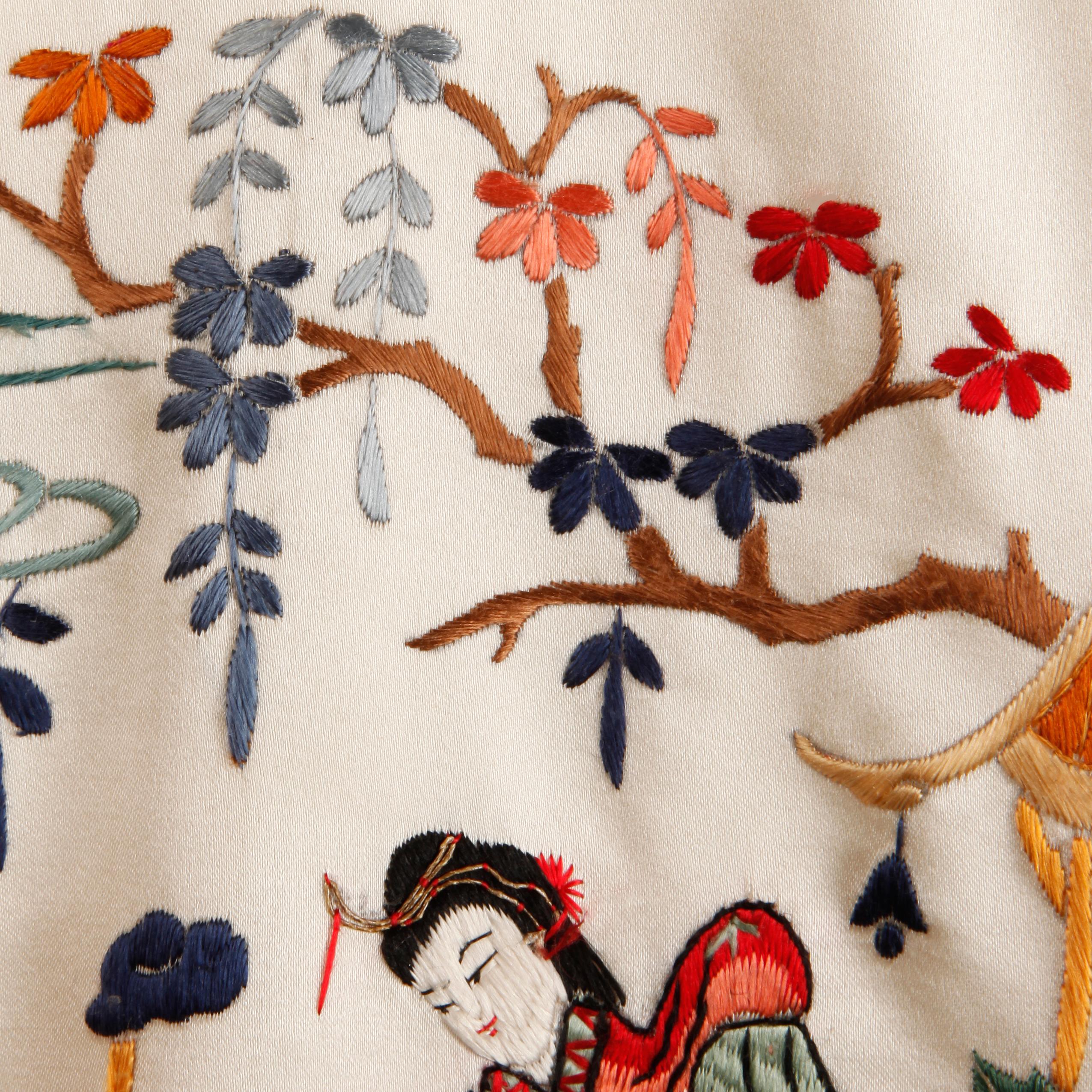 Pristine 20th C. Vintage Chinese White Embroidered Figures + Flowers Silk Robe  For Sale 3