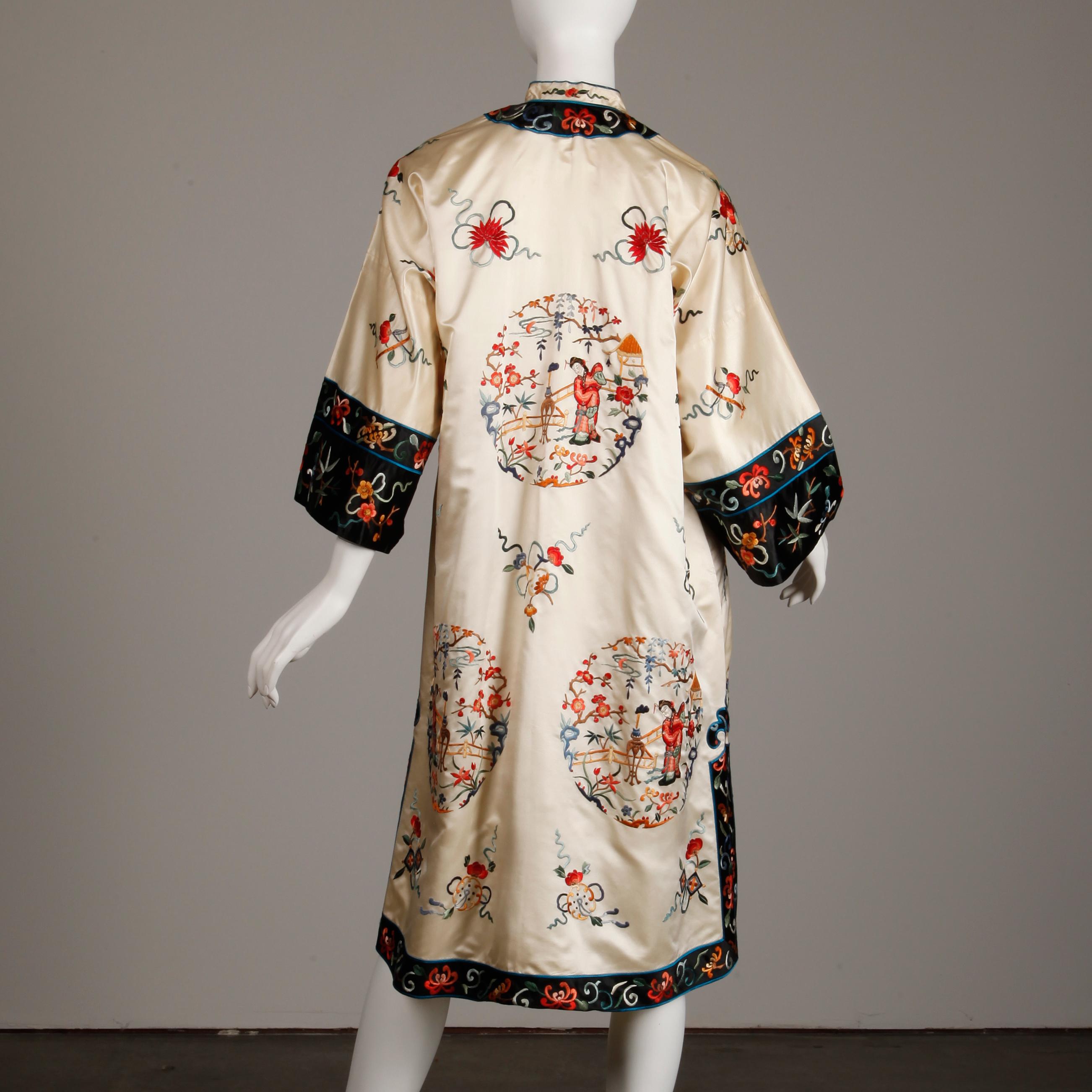 Chinesischer weißer bestickter Seidenkleid mit Blumen aus dem 20. Jahrhundert, Vintage  für Damen oder Herren im Angebot