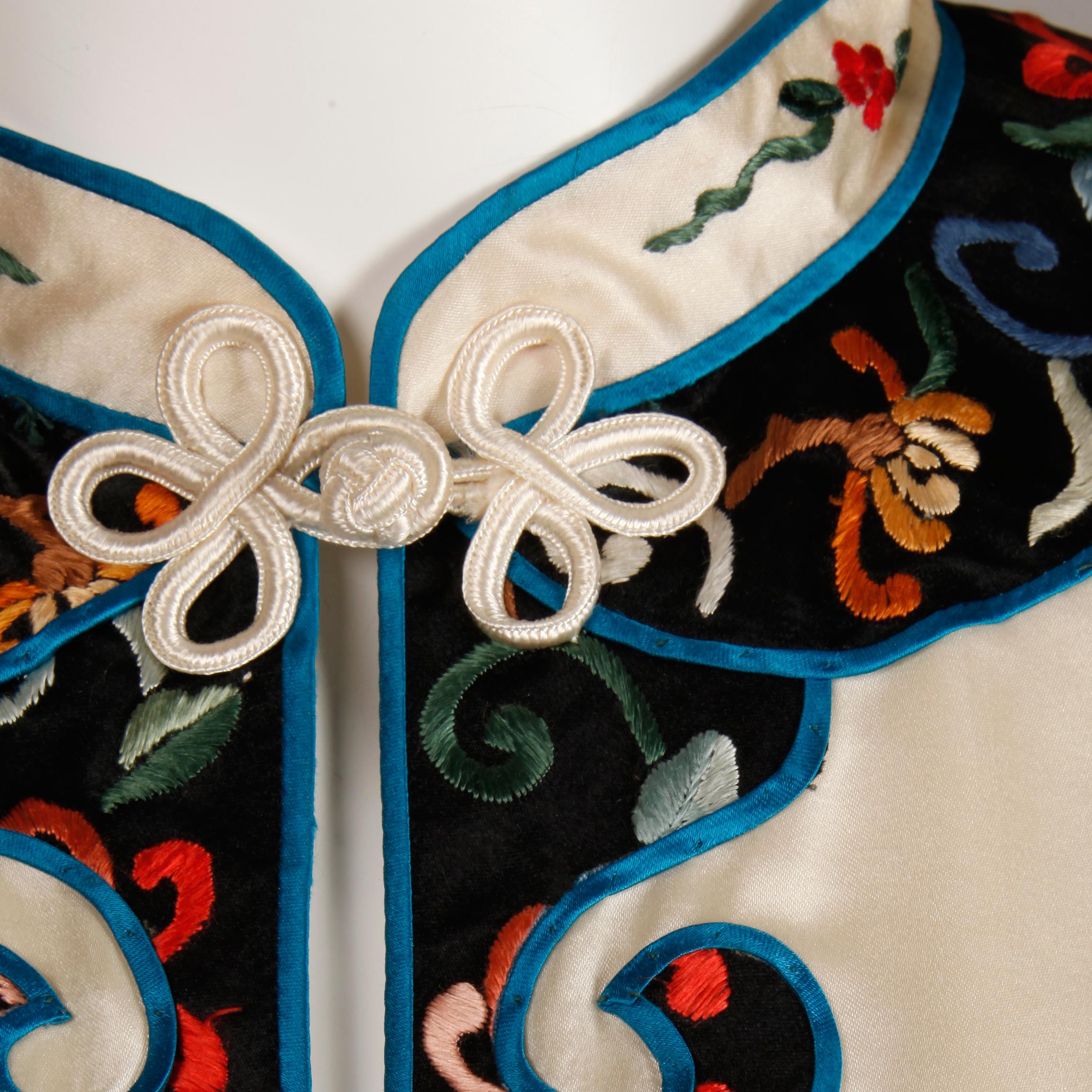 Chinesischer weißer bestickter Seidenkleid mit Blumen aus dem 20. Jahrhundert, Vintage  im Angebot 1