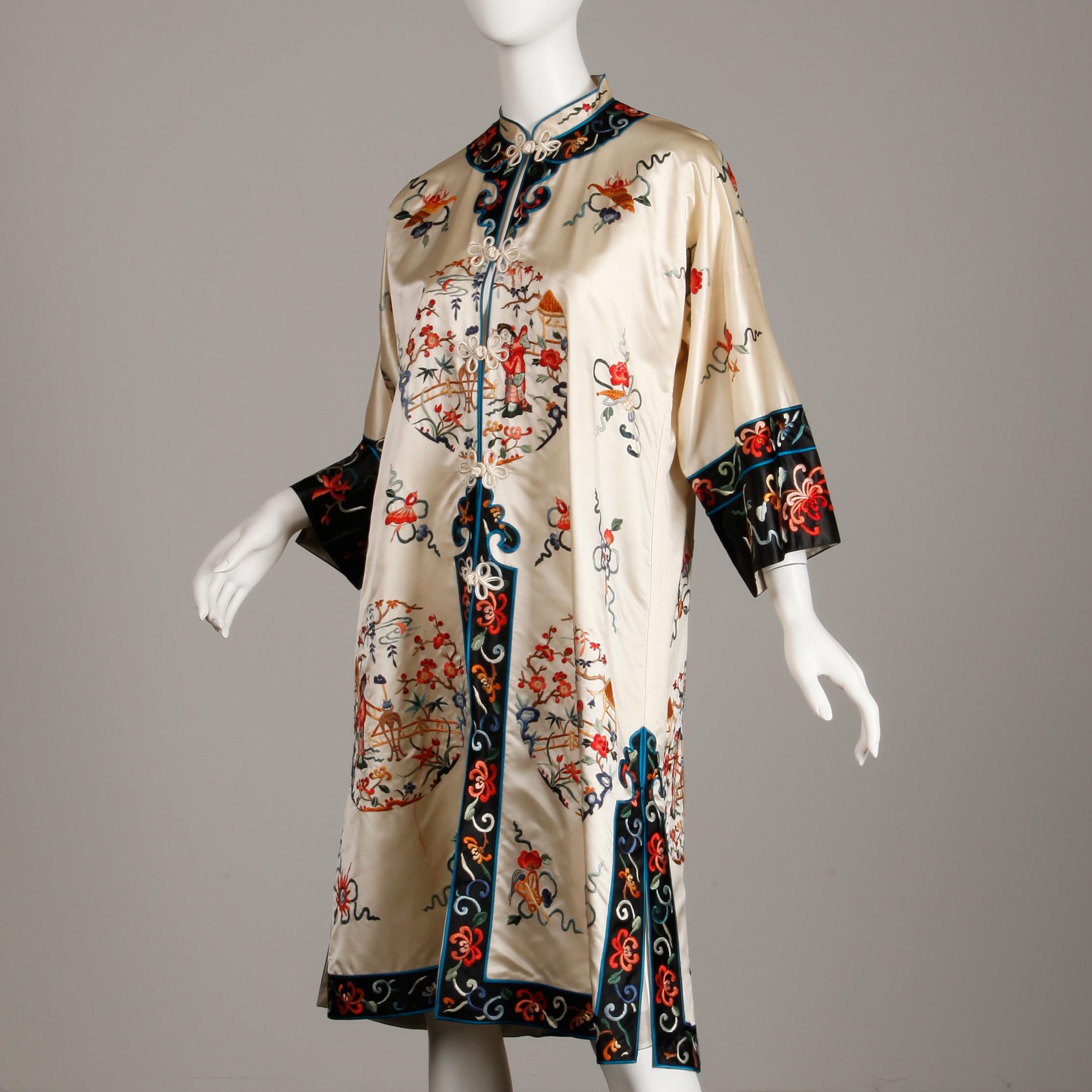 Women's or Men's Pristine 20th C. Vintage Chinese White Embroidered Figures + Flowers Silk Robe  For Sale