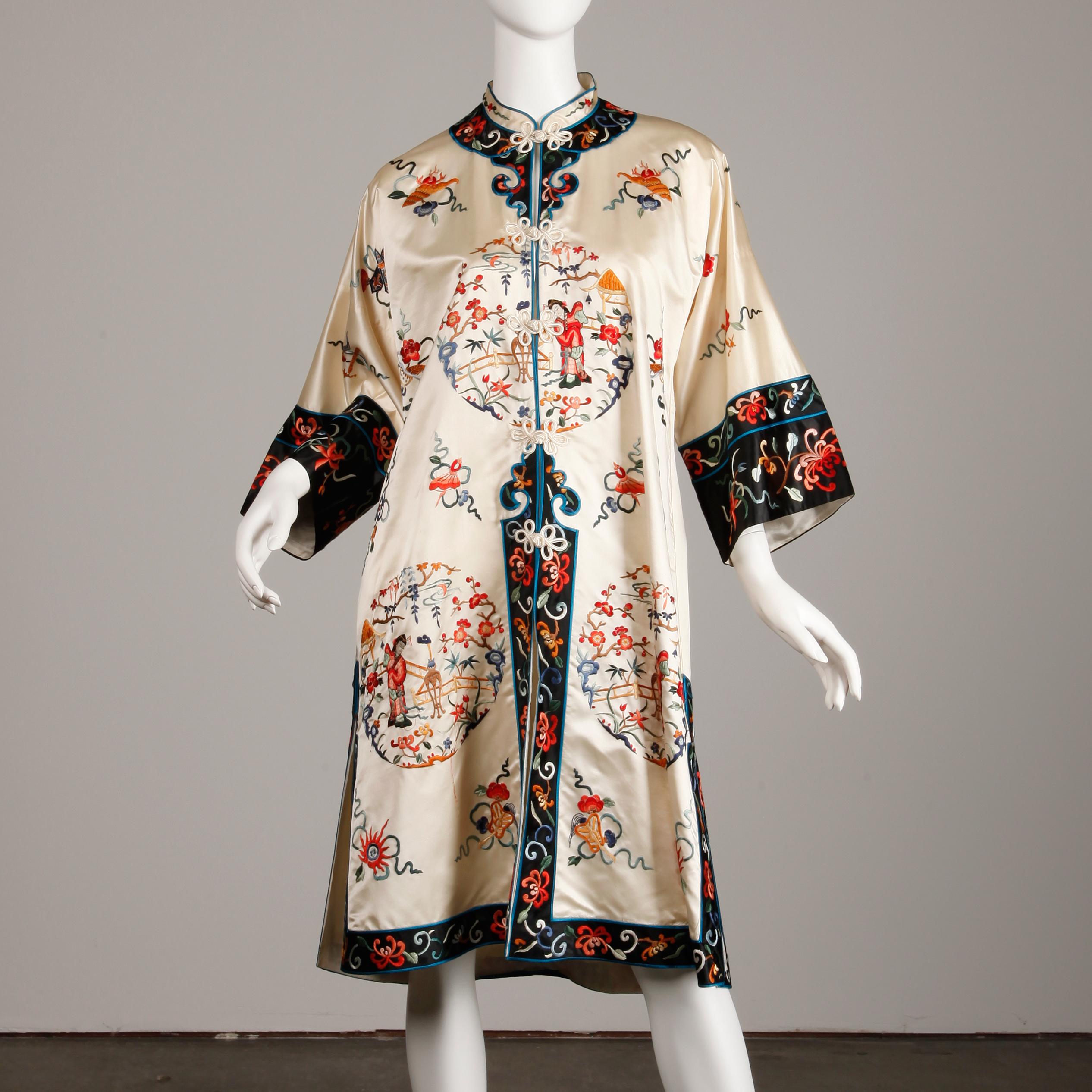 Pristine 20th C. Vintage Chinese White Embroidered Figures + Flowers Silk Robe  For Sale 1