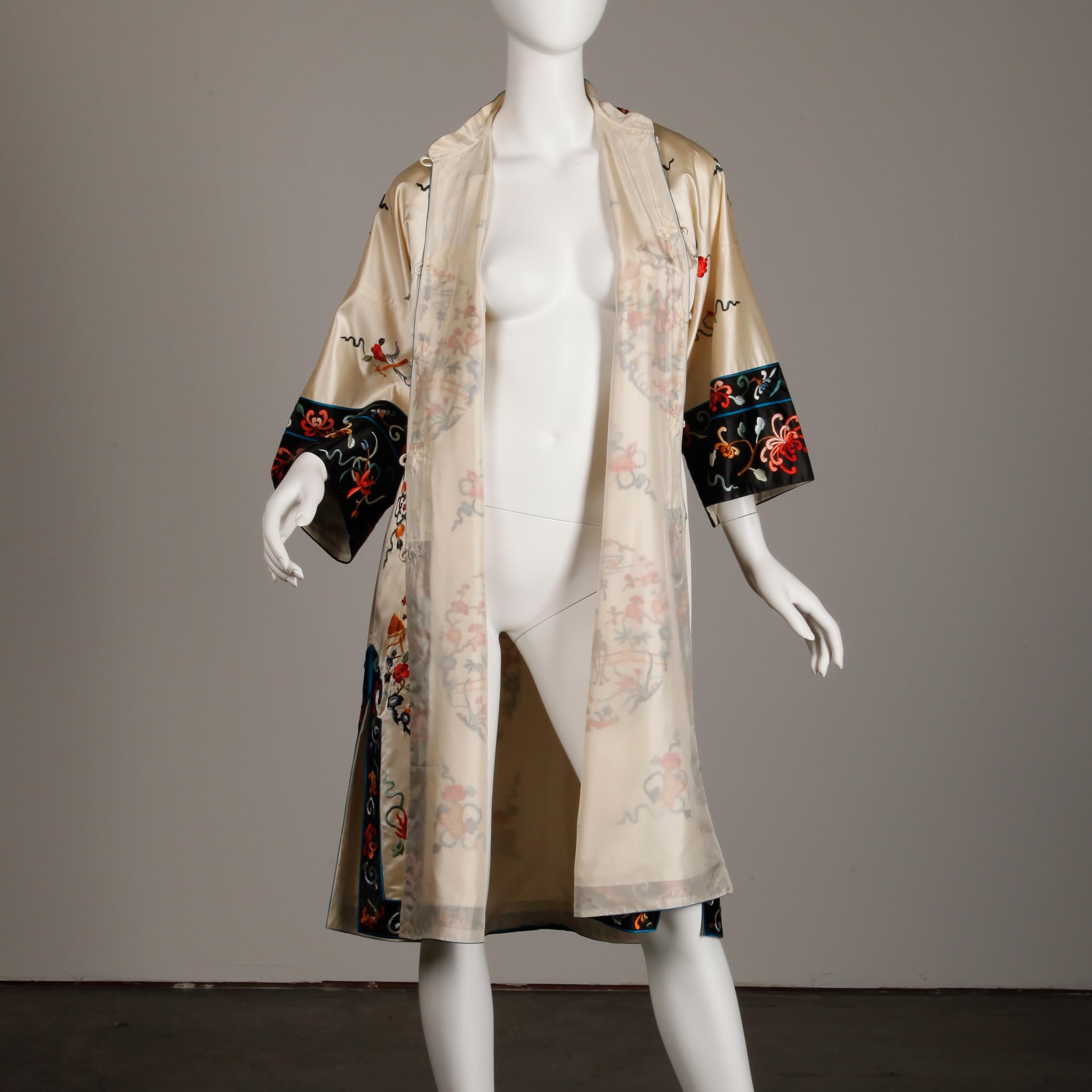 Pristine 20th C. Vintage Chinese White Embroidered Figures + Flowers Silk Robe  For Sale 2