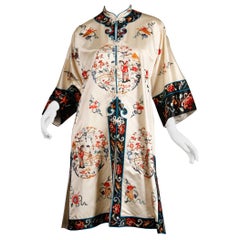 Pristine 20th C. Retro Chinese White Embroidered Figures + Flowers Silk Robe 