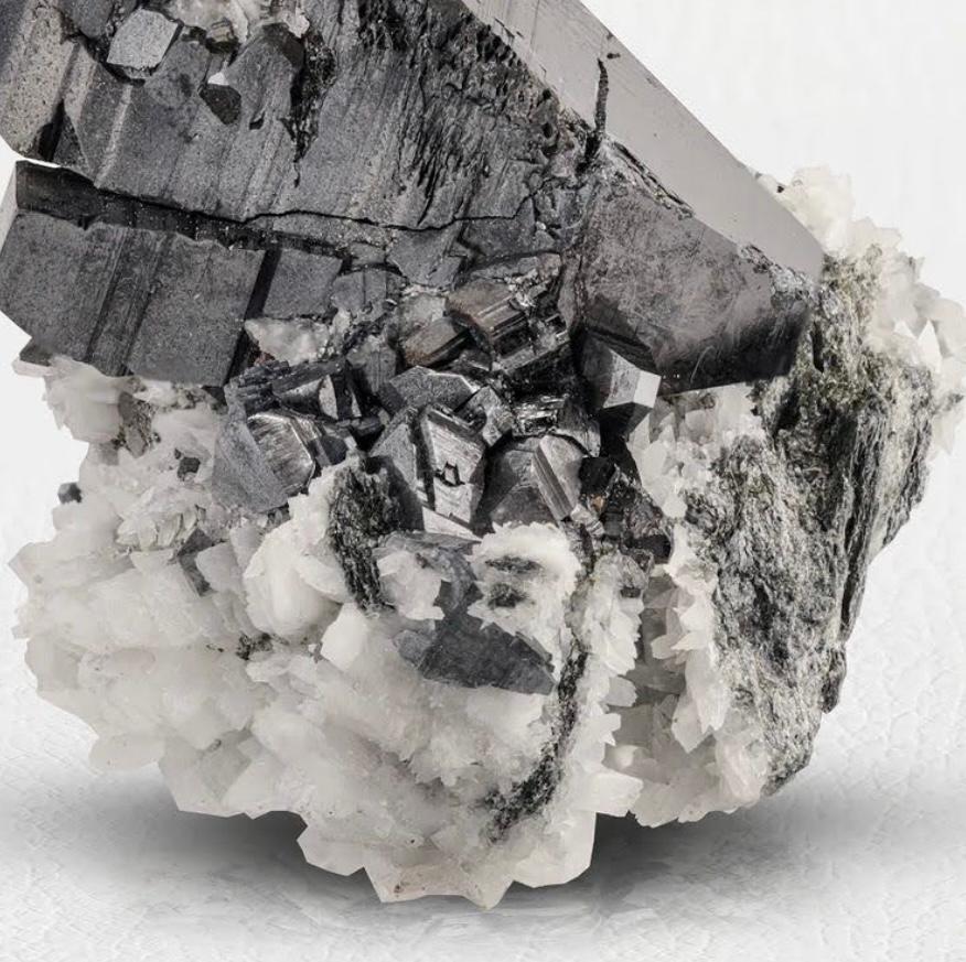 Información sobre el producto:

Tipo de espécimen: Cristal de anatasa sobre matriz

Peso: 20 gramos

Dimensiones: Alto: 3,8 x Ancho: 2,6 x Fondo: 2,3 cm 

Origen: Hardangervidda Oeste, Ullensvang, Vestland, Noruega

Tratamiento: