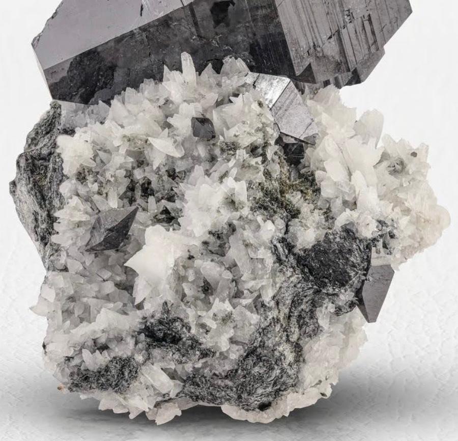 Cristales prístinos de anatasa de 2,3 cm de altura sobre albita blanca procedentes de Noruega Estilo Adán en venta