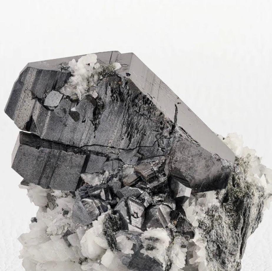 Cristales prístinos de anatasa de 2,3 cm de altura sobre albita blanca procedentes de Noruega Noruego en venta