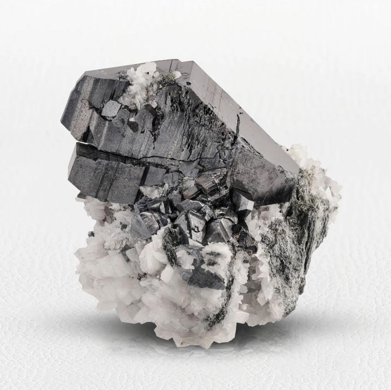 Cristales prístinos de anatasa de 2,3 cm de altura sobre albita blanca procedentes de Noruega en Bueno estado para la venta en Peshawar, PK