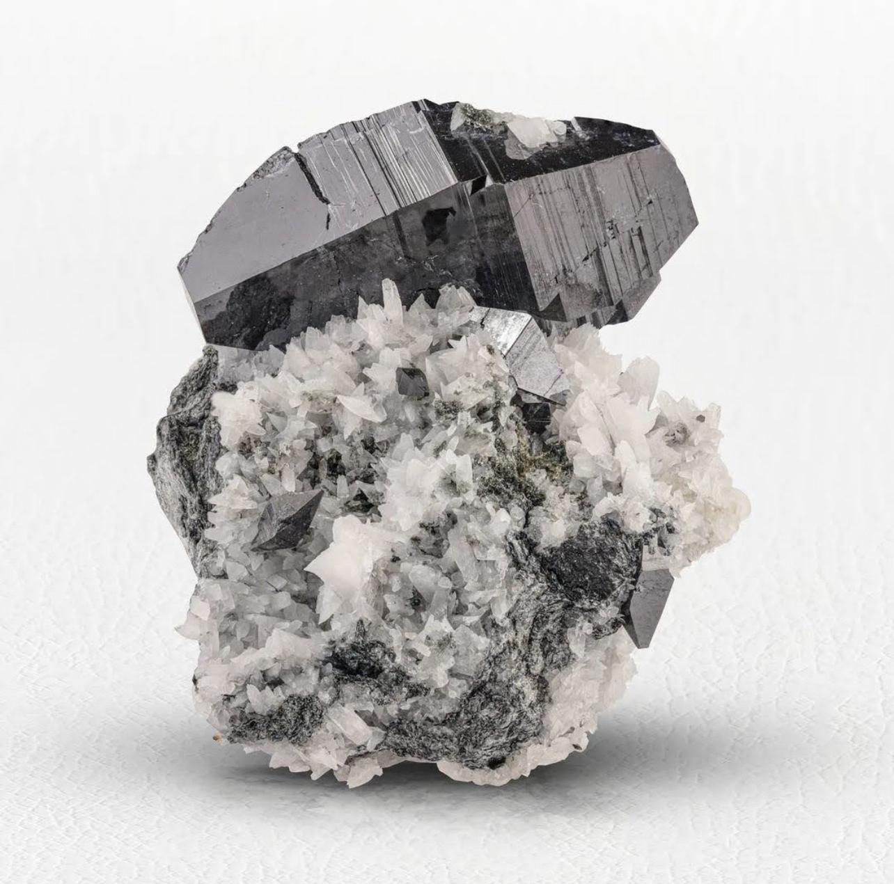 Cristales prístinos de anatasa de 2,3 cm de altura sobre albita blanca procedentes de Noruega Siglo XXI y contemporáneo en venta