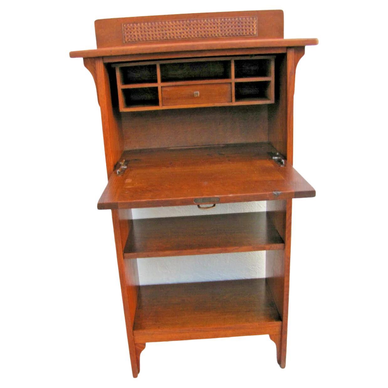 Dies ist eine PRISTINE Antique Charles Limbert Eiche Drop Front Desk aus den frühen 1900er Jahren. Der Schreibtisch ist aus einer wundervollen Auswahl an Eichenholz gefertigt, das in Vierteln gesägt wurde. Es ist mit einem Limbert Label signiert /