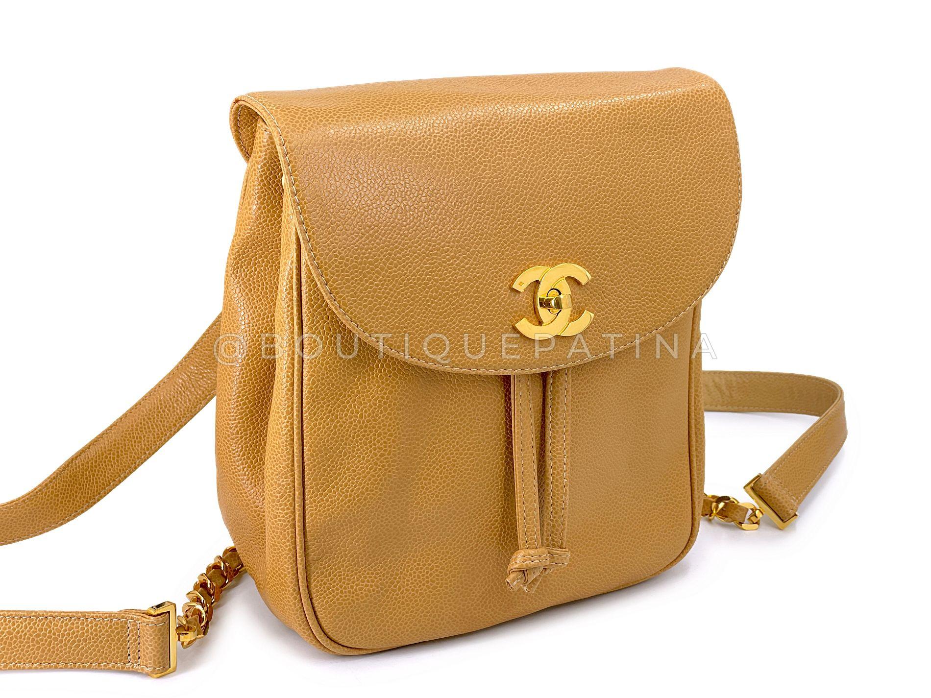 Article de magasin : 68921
Pristine Chanel 1994 Vintage Camel Beige Caviar Small Backpack Bag 24k GHW est le plus fantaisiste des mini-sacs à dos vintage dans une délicieuse couleur beige caramel. 

Depuis plus de 22 ans, Boutique Patina s'est