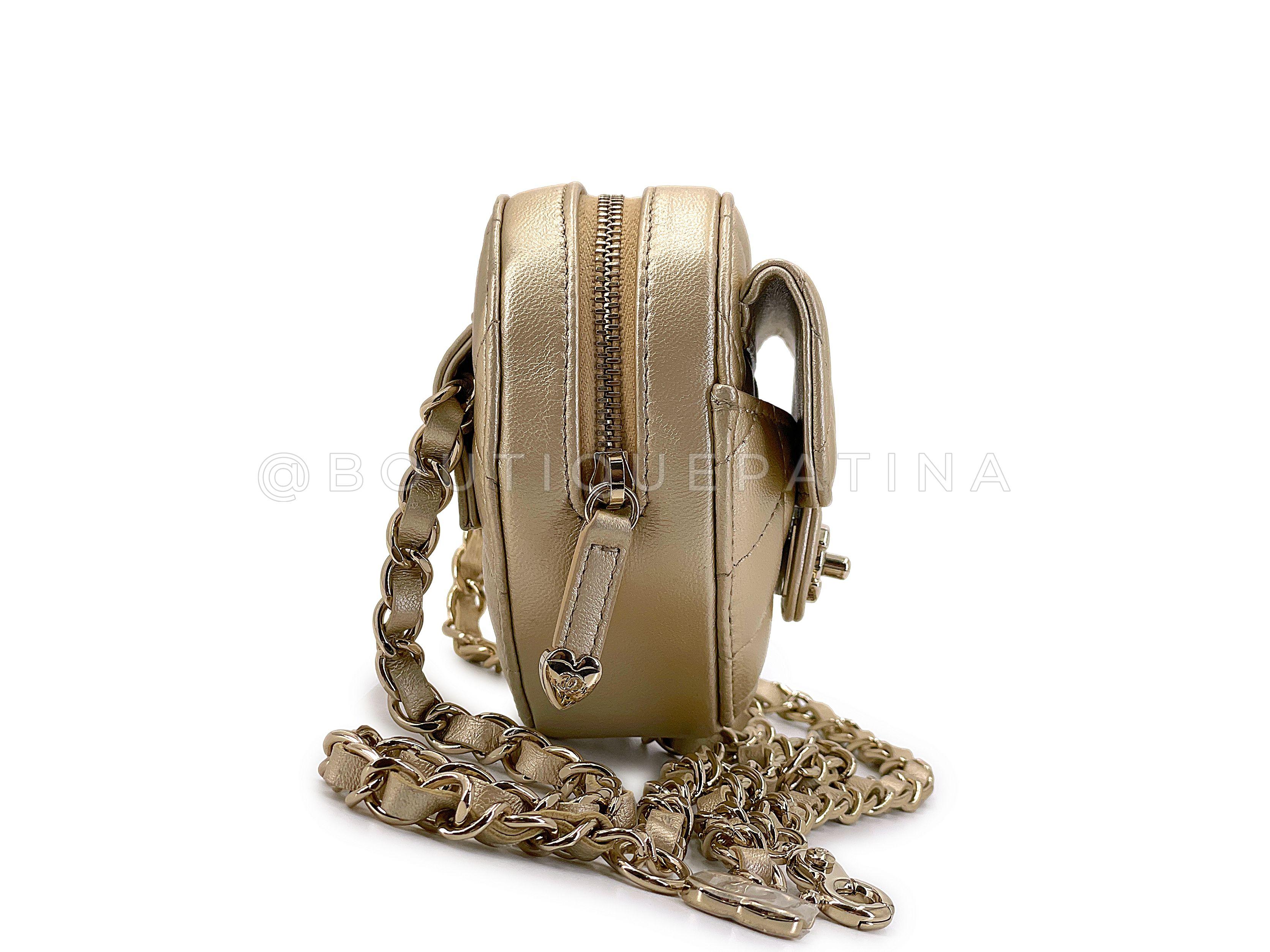 Pristine Chanel CC In Love Gold Heart Belt Bag GHW 67562 In Excellent Condition For Sale In Costa Mesa, CA