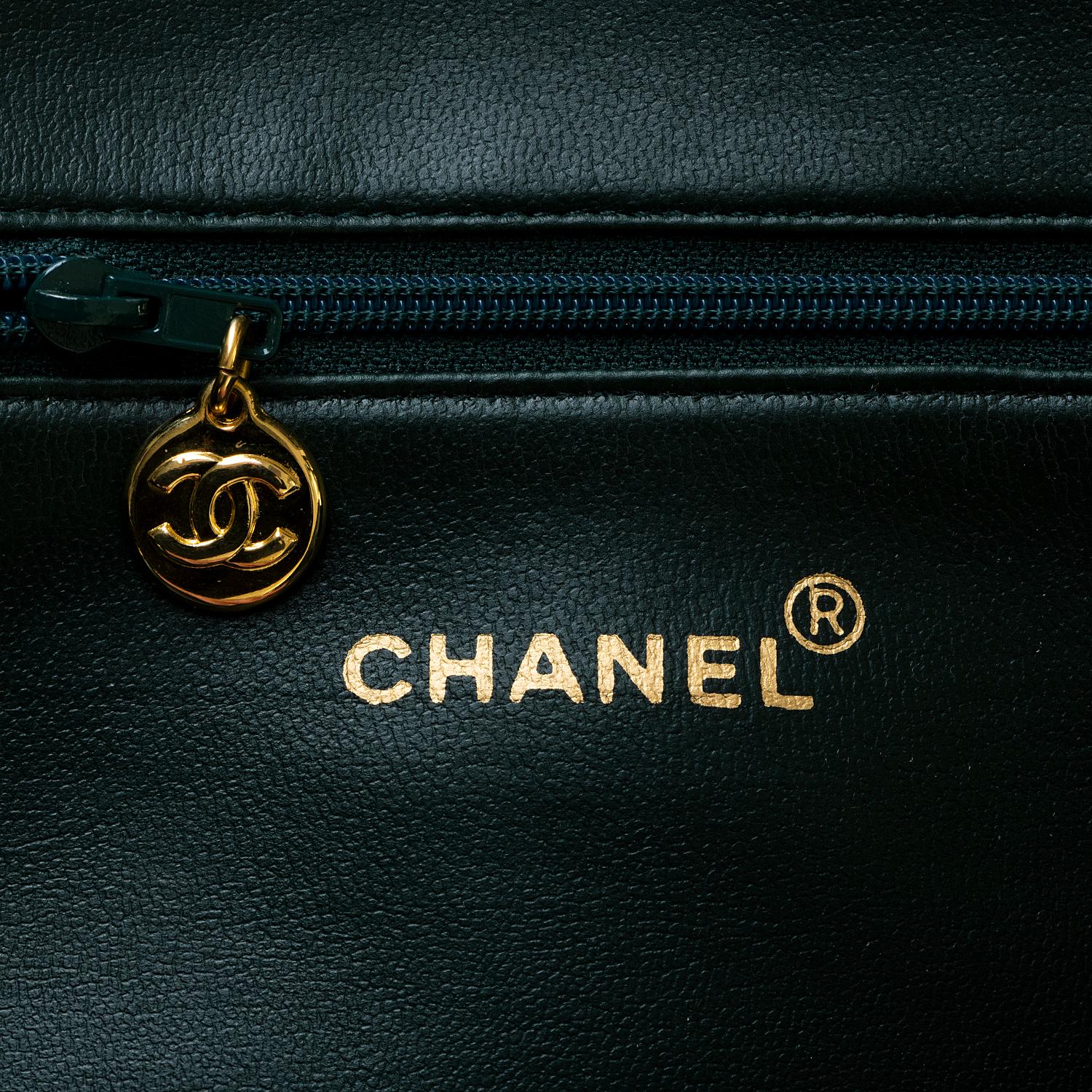 Women's Chanel 'Vert Emerald' Caviar  Shoulder Bag- Iconic 'CC' Globes - Pristine - Rare For Sale