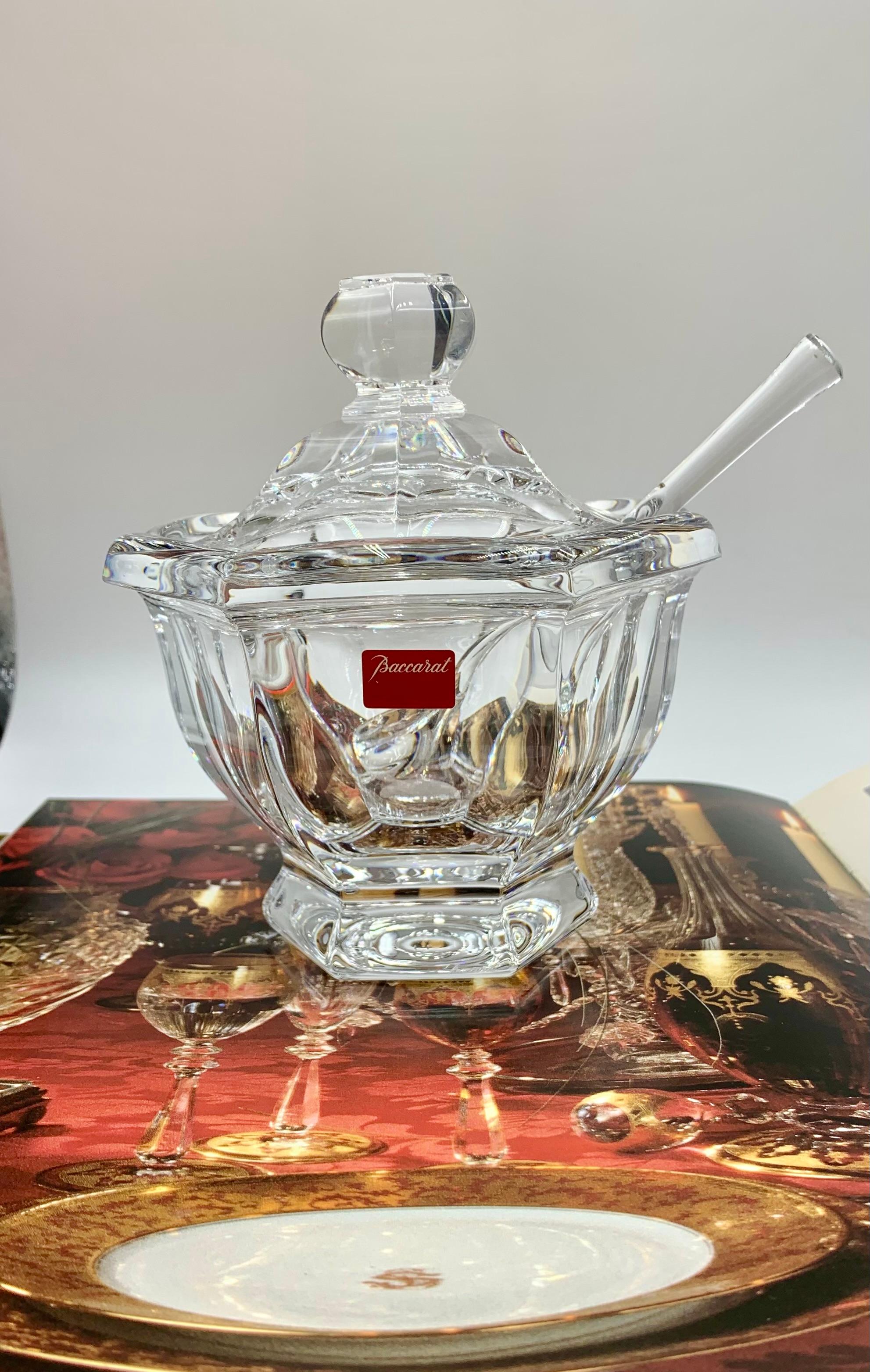 Questo bellissimo, grande e lussuoso pezzo da portata Baccarat Harcourt è un regalo perfetto e un'aggiunta elegante a qualsiasi tavolo da pranzo. È un contenitore ideale per il caviale durante una cena intima, meraviglioso per la marmellata o il