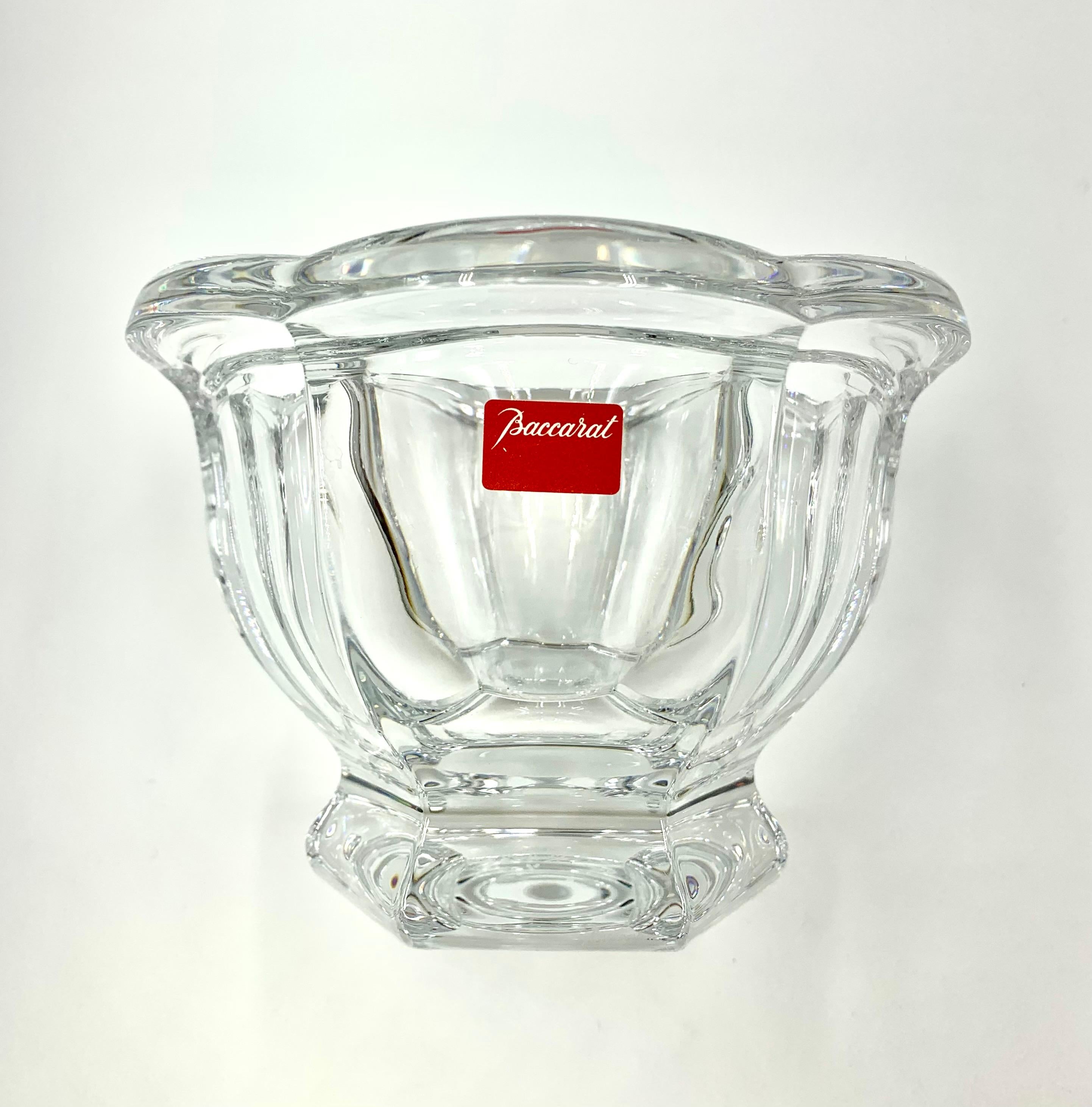 Grande pezzo da portata in cristallo di Baccarat Harcourt in perfetto stato di conservazione In condizioni ottime in vendita a New York, NY