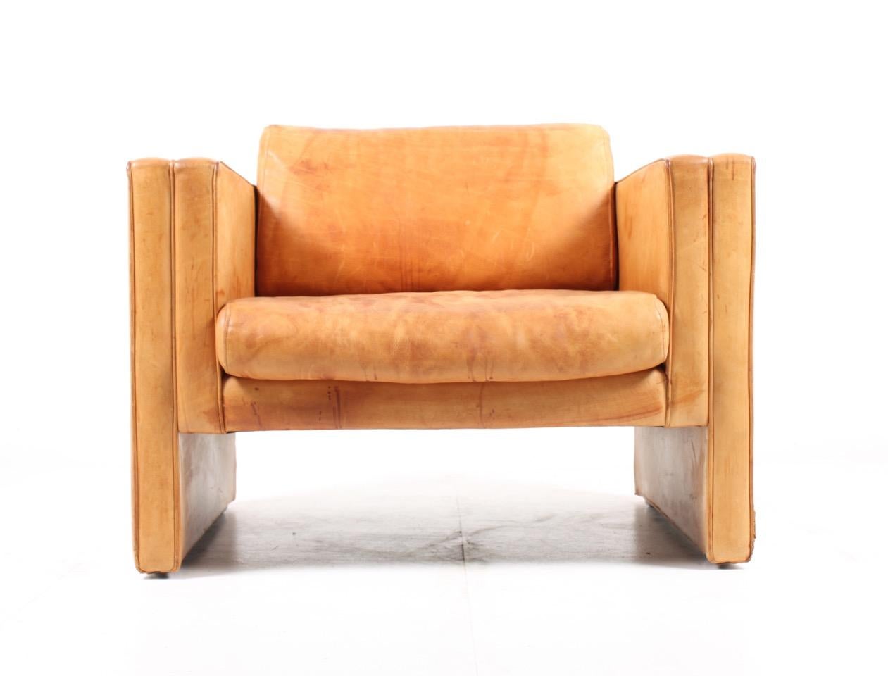 Comfortable lounge chair patinated tan leather by Knoll. Great original condition.