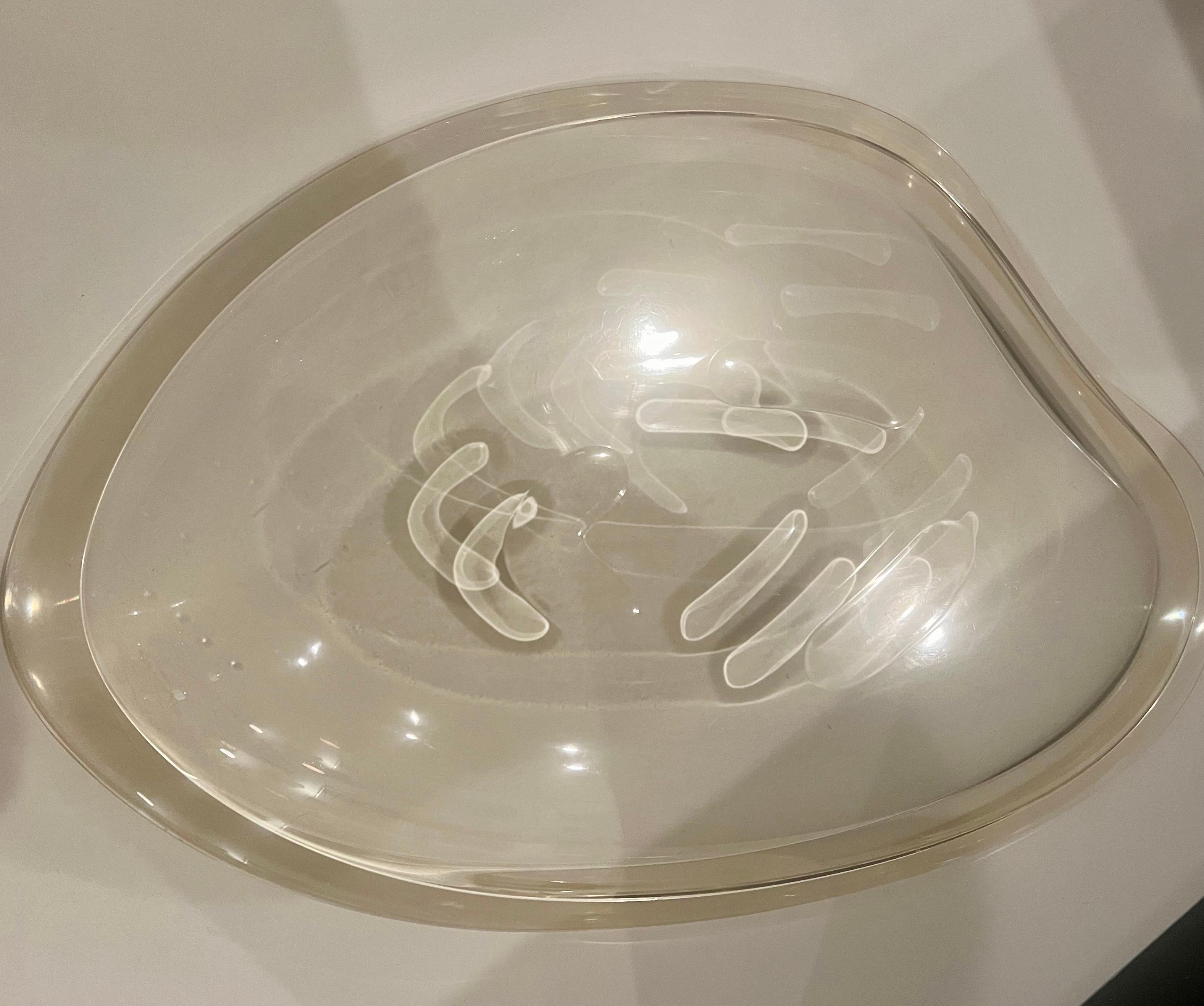 Pristine Mid-Century Large Biomorphic Lucite Bowl Attributed To Ritts In Excellent Condition For Sale In San Diego, CA